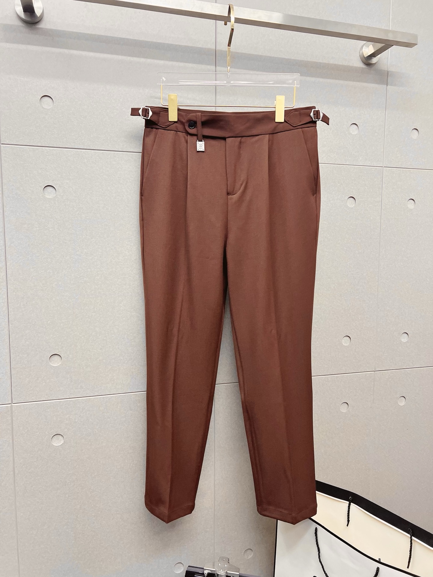 NO:657865,DG Casual Pants, Western Pants 2025SS Autumn and Winter New Style, Special Fabric for Advanced Custom Pants, Customized Original Hardware, Heavy Craftsmanship, Fine Turning, Customized Fabric, Soft and Comfortable, Remarkable Texture, Exquisite Accessories, Excellent Upper Body Effect, Complete Three Standards, Standard Sizes 29-38, No 35,,alexander wang19860909DG 休闲裤 西裤2025SS秋冬新款 高级定制裤子专用面料 定制原版五金 重工工艺打造 车工走线精细 定制面料 柔软舒适 质感显著 辅料精美 上身效果超赞 三标齐全 标准尺码29-38,无35,,alexander wang,Men's clothing