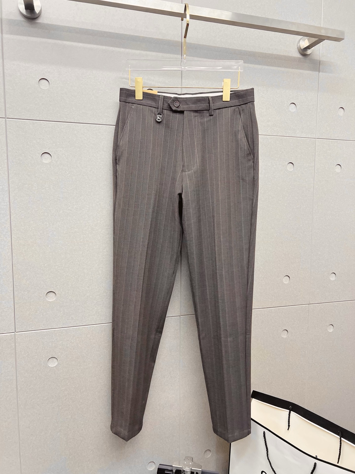 NO:657869,Burberry casual pants and trousers 2025SS autumn and winter new style, special fabric for advanced custom pants, customized original hardware, heavy craftsmanship, fine turning and routing, customized fabrics, soft and comfortable, significant texture, exquisite accessories, excellent upper body effect, complete three standards, standard size 29-38, no 35,, burberry, burberry, alexander wang19860909Burberry 巴宝莉 休闲裤 西裤2025SS秋冬新款 高级定制裤子专用面料 定制原版五金 重工工艺打造 车工走线精细 定制面料 柔软舒适 质感显著 辅料精美 上身效果超赞 三标齐全 标准尺码29-38,无35,,burberry,burberry,alexander wang,Men's clothing