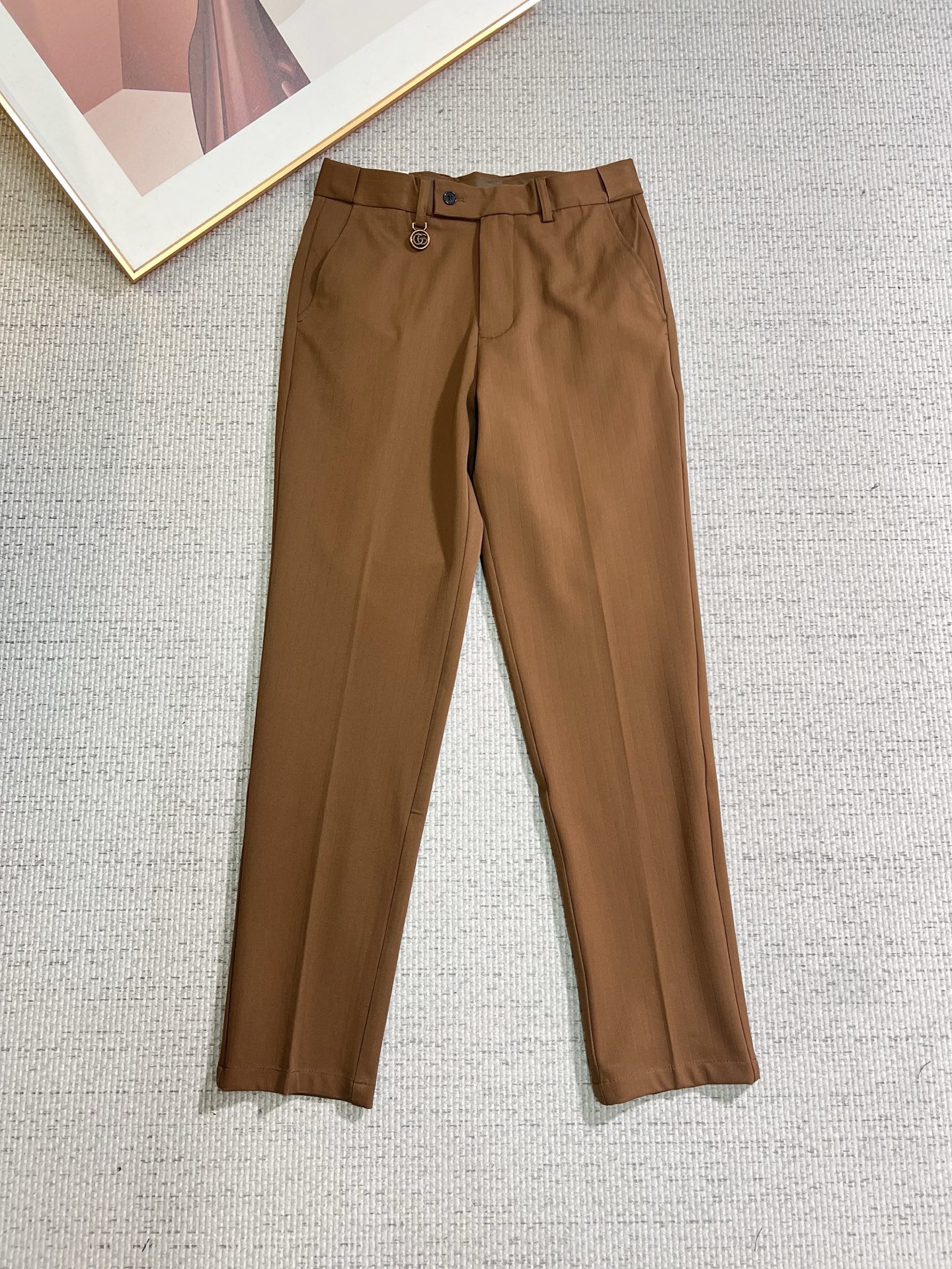 NO:653166,GUCCI Gucci casual pants and trousers 2025SS autumn and winter new style. Special fabric for advanced custom pants. Customized original hardware. Made with heavy craftsmanship. Fine lathes. Customized fabric. Soft and comfortable. Remarkable texture. Exquisite accessories. Excellent upper body effect. Complete three standards. Standard size 29-36, no 35,,gucci,alexander wang19860909GUCCI 古奇 休闲裤 西裤2025SS秋冬新款 高级定制裤子专用面料 定制原版五金 重工工艺打造 车工走线精细 定制面料 柔软舒适 质感显著 辅料精美 上身效果超赞 三标齐全 标准尺码29-36,无35,,gucci,alexander wang,Men's clothing