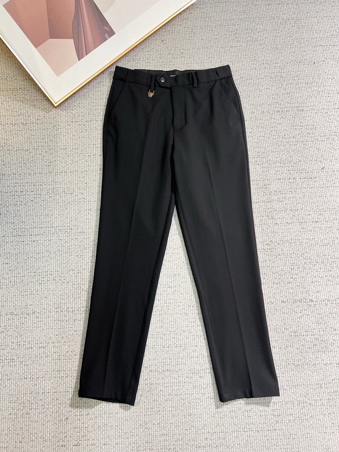 NO:653173,Versace casual pants, trousers 2025SS autumn and winter new style, special fabric for advanced custom pants, customized original hardware, heavy craftsmanship, fine turning and routing, customized fabric, soft and comfortable, significant texture, exquisite accessories, great upper body effect, complete three standards, standard size 29-36, no 35,,versace,alexander wang19860909范思哲 休闲裤 西裤2025SS秋冬新款 高级定制裤子专用面料 定制原版五金 重工工艺打造 车工走线精细 定制面料 柔软舒适 质感显著 辅料精美 上身效果超赞 三标齐全 标准尺码29-36,无35,,versace,alexander wang,Men's clothing