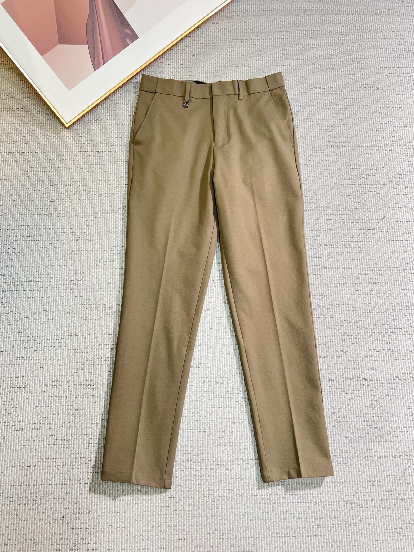 NO:653179,Zegna casual pants, trousers 2025SS autumn and winter new style, special fabric for advanced custom pants, customized original hardware, heavy craftsmanship, fine turning and routing, customized fabric, soft and comfortable, significant texture, exquisite accessories, excellent upper body effect, complete three standards, standard size 29-36, no 35,,zegna,alexander wang19860909杰尼亚 休闲裤 西裤2025SS秋冬新款 高级定制裤子专用面料 定制原版五金 重工工艺打造 车工走线精细 定制面料 柔软舒适 质感显著 辅料精美 上身效果超赞 三标齐全 标准尺码29-36,无35,,zegna,alexander wang,Men's clothing