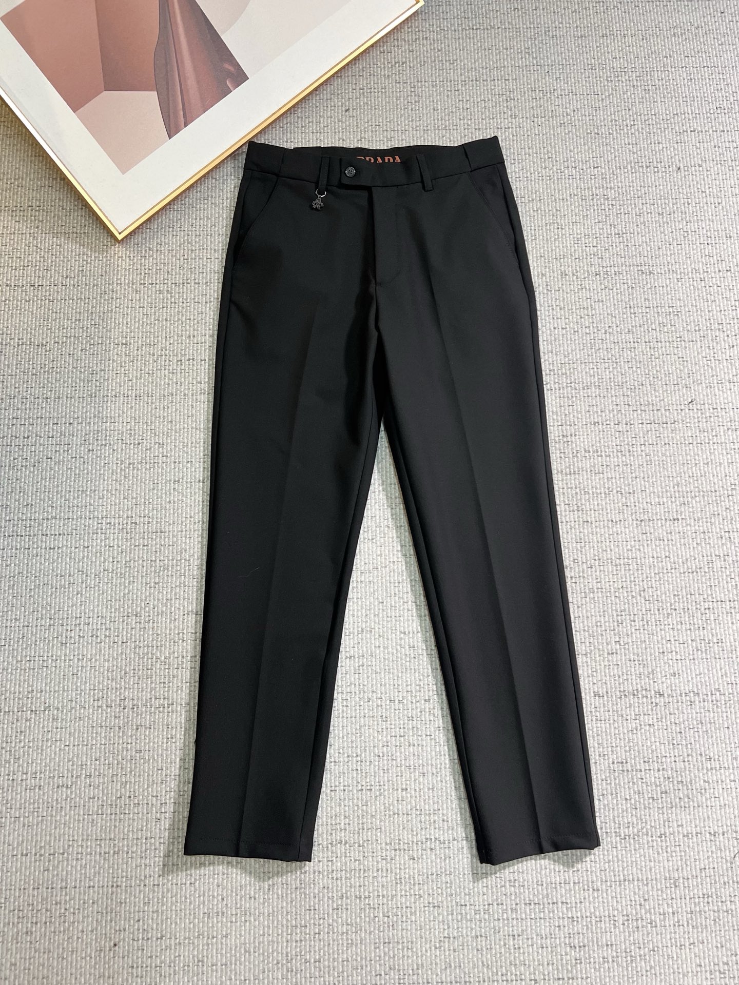 NO:653184,PRADA Casual pants, trousers 2025SS autumn and winter new style, special fabric for advanced custom pants, customized original hardware, heavy craftsmanship, fine turning and wiring, customized fabric, soft and comfortable, significant texture, exquisite accessories, great upper body effect, complete three standards, standard size 29-36, no 35,, prada, prada, alexander wang19860909PRADA 普拉达 休闲裤 西裤2025SS秋冬新款 高级定制裤子专用面料 定制原版五金 重工工艺打造 车工走线精细 定制面料 柔软舒适 质感显著 辅料精美 上身效果超赞 三标齐全 标准尺码29-36,无35,,prada,prada,alexander wang,Men's clothing