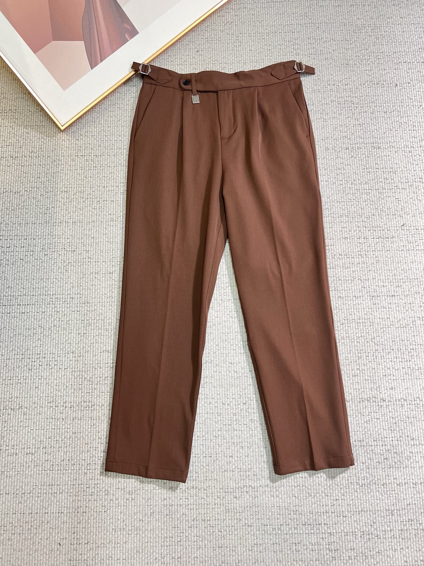 NO:653189,DG Casual Pants, Western Pants 2025SS Autumn and Winter New Style, Special Fabric for Advanced Custom Pants, Customized Original Hardware, Heavy Craftsmanship, Fine Turning, Customized Fabric, Soft and Comfortable, Remarkable Texture, Exquisite Accessories, Excellent Upper Body Effect, Complete Three Standards, Standard Sizes 29-36, No 35,,alexander wang19860909DG 休闲裤 西裤2025SS秋冬新款 高级定制裤子专用面料 定制原版五金 重工工艺打造 车工走线精细 定制面料 柔软舒适 质感显著 辅料精美 上身效果超赞 三标齐全 标准尺码29-36,无35,,alexander wang,Men's clothing