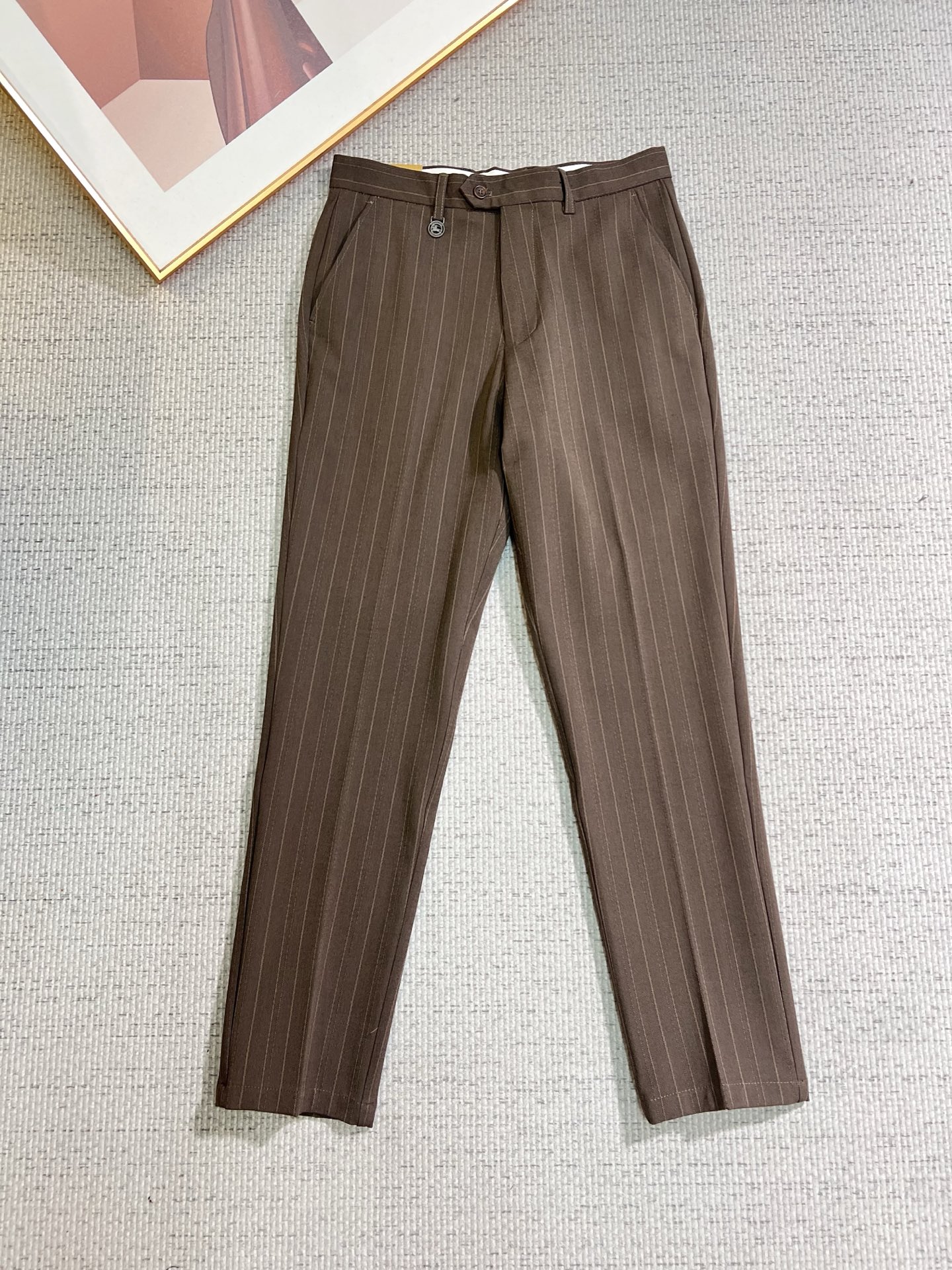 NO:653195,Burberry casual pants and trousers 2025SS autumn and winter new style, special fabric for advanced custom pants, customized original hardware, heavy craftsmanship, fine turning and routing, customized fabric, soft and comfortable, significant texture, exquisite accessories, excellent upper body effect, complete three standards, standard size 29-36, no 35,, burberry, burberry, alexander wang19860909Burberry 巴宝莉 休闲裤 西裤2025SS秋冬新款 高级定制裤子专用面料 定制原版五金 重工工艺打造 车工走线精细 定制面料 柔软舒适 质感显著 辅料精美 上身效果超赞 三标齐全 标准尺码29-36,无35,,burberry,burberry,alexander wang,Men's clothing