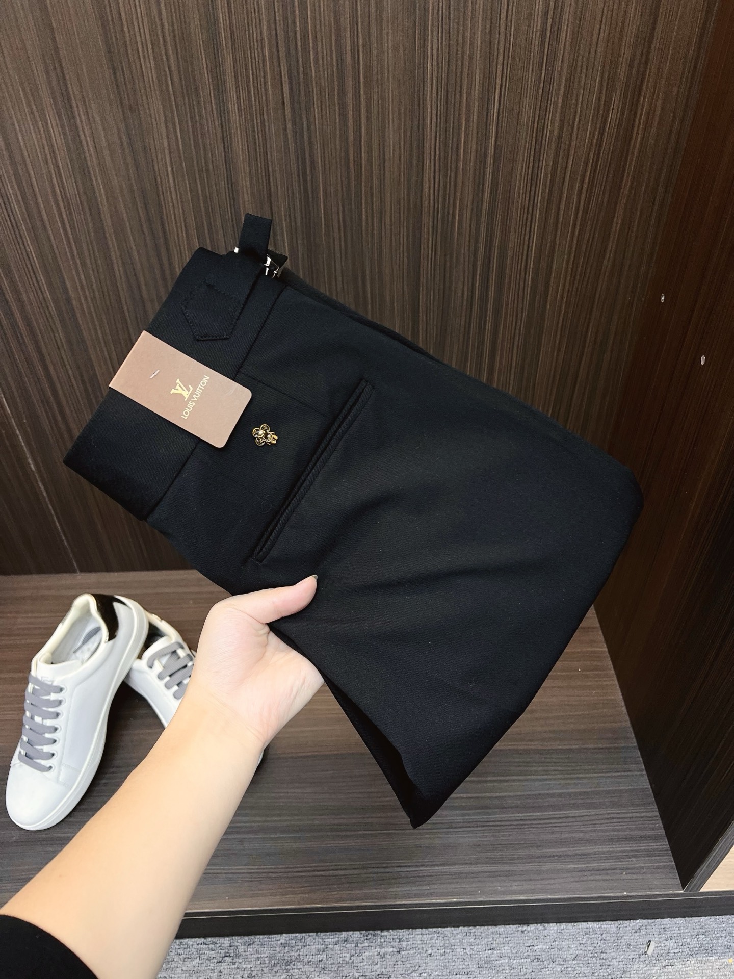 NO:691131,LV casual pants, trousers 2025SS autumn and winter new styles, special fabrics for advanced custom pants, customized original hardware, heavy craftsmanship, fine lathe wiring, customized fabrics, soft and comfortable, significant texture, exquisite accessories, excellent upper body effect, complete three standards, standard size 29-36, no 35,, louis vuitton,19860909LV 休闲裤 西裤2025SS秋冬新款 高级定制裤子专用面料 定制原版五金 重工工艺打造 车工走线精细 定制面料 柔软舒适 质感显著 辅料精美 上身效果超赞 三标齐全 标准尺码29-36,无35,,louis vuitton,,Men's clothing