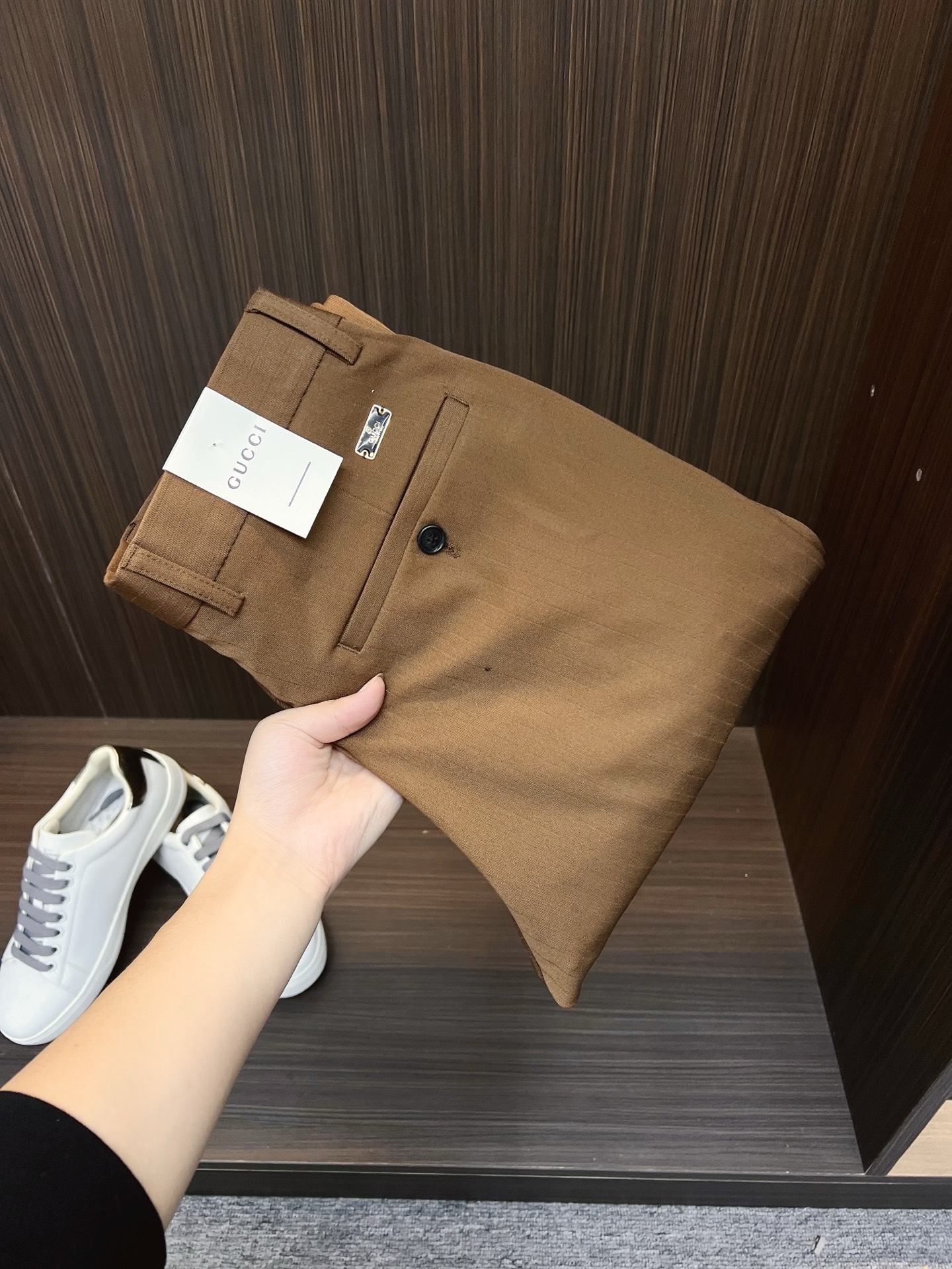 NO:691135,GUCCI Gucci casual pants and trousers 2025SS autumn and winter new style, special fabric for advanced custom pants, customized original hardware, heavy craftsmanship, fine turning and routing, customized fabric, soft and comfortable, significant texture, exquisite accessories, great upper body effect, complete three standards, standard size 29-36, no 35,,gucci,19860909GUCCI 古奇 休闲裤 西裤2025SS秋冬新款 高级定制裤子专用面料 定制原版五金 重工工艺打造 车工走线精细 定制面料 柔软舒适 质感显著 辅料精美 上身效果超赞 三标齐全 标准尺码29-36,无35,,gucci,,Men's clothing