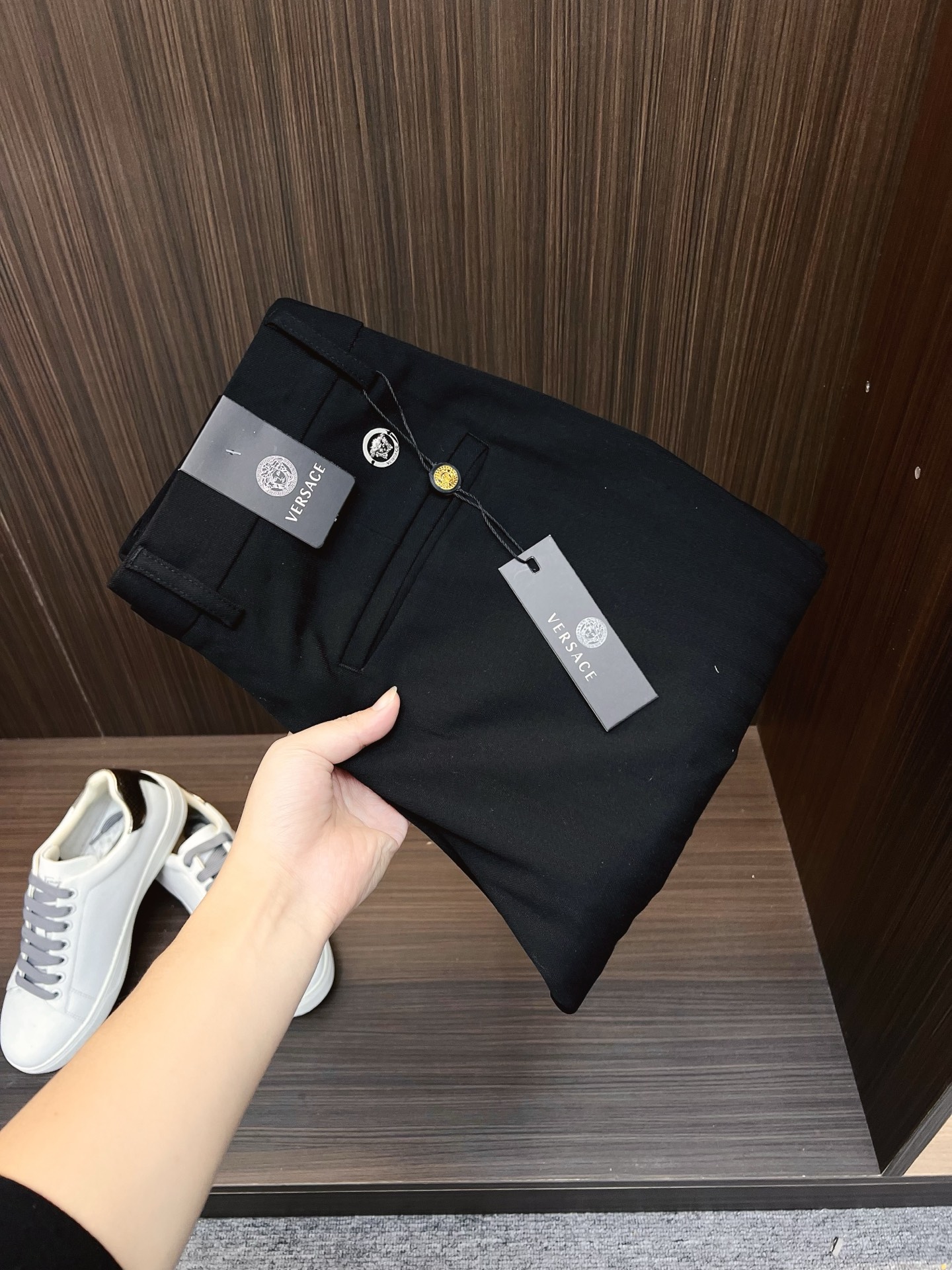 NO:691138,Versace casual pants, trousers 2025SS autumn and winter new style, special fabric for advanced custom pants, customized original hardware, heavy craftsmanship, fine lathe wiring, customized fabric, soft and comfortable, significant texture, exquisite accessories, great upper body effect, complete three standards, standard size 29-36, no 35,,versace,19860909范思哲 休闲裤 西裤2025SS秋冬新款 高级定制裤子专用面料 定制原版五金 重工工艺打造 车工走线精细 定制面料 柔软舒适 质感显著 辅料精美 上身效果超赞 三标齐全 标准尺码29-36,无35,,versace,,Men's clothing