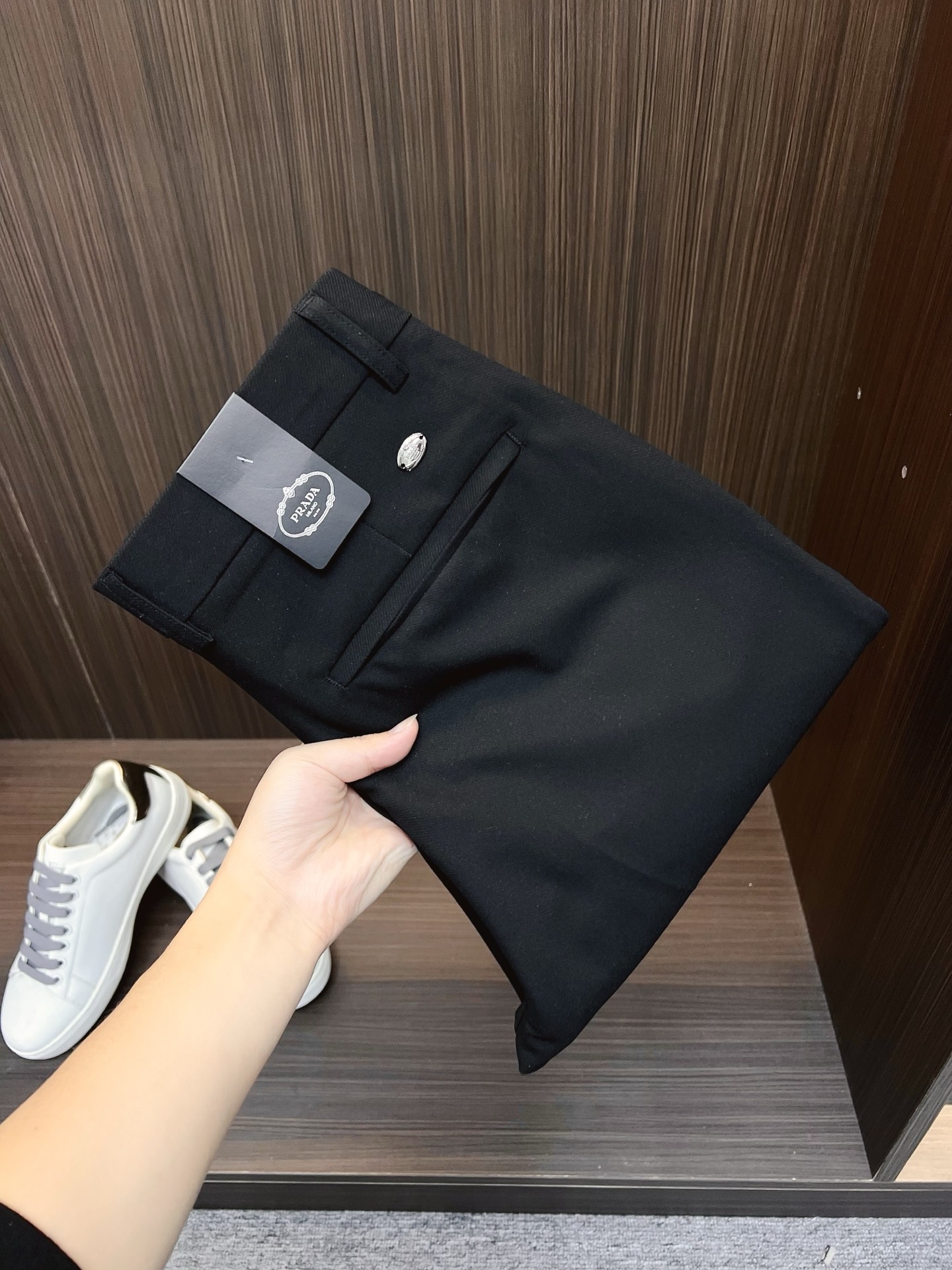 NO:691143,PRADA Casual pants, trousers 2025SS autumn and winter new style, special fabric for advanced custom trousers, customized original hardware, heavy craftsmanship, fine turning and routing, customized fabric, soft and comfortable, significant texture, exquisite accessories, great upper body effect, complete three standards, standard size 29-36, no 35,, prada, prada,19860909PRADA 普拉达 休闲裤 西裤2025SS秋冬新款 高级定制裤子专用面料 定制原版五金 重工工艺打造 车工走线精细 定制面料 柔软舒适 质感显著 辅料精美 上身效果超赞 三标齐全 标准尺码29-36,无35,,prada,prada,,Men's clothing