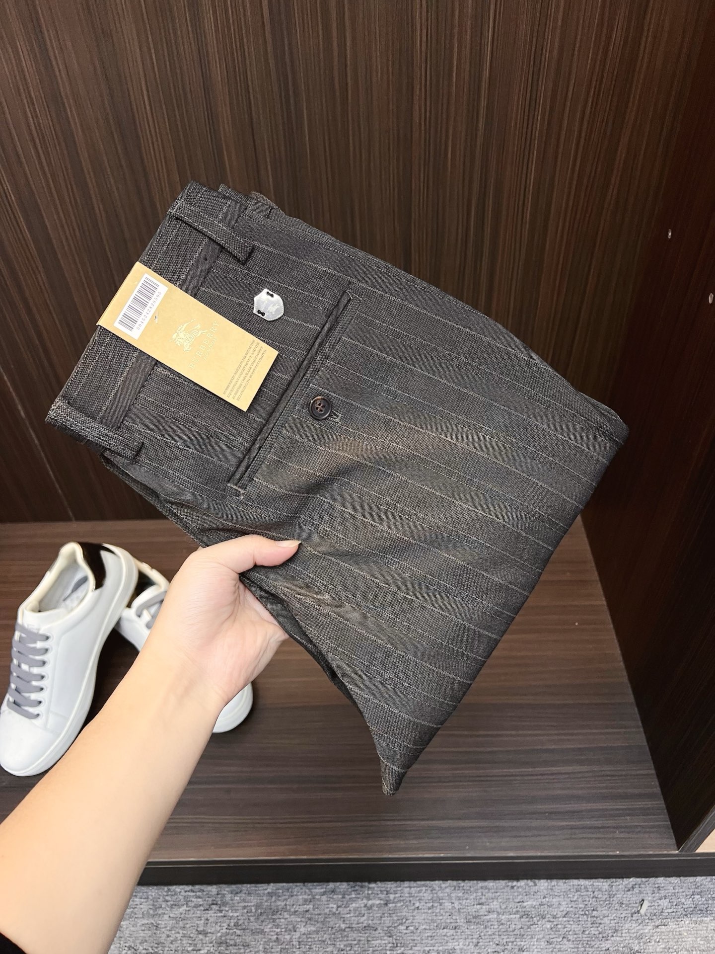 NO:691149,Burberry casual pants and trousers 2025SS autumn and winter new style, special fabric for advanced custom pants, customized original hardware, heavy craftsmanship, fine turning and routing, customized fabric, soft and comfortable, significant texture, exquisite accessories, great upper body effect, complete three standards, standard size 29-36, no 35,, burberry, burberry,19860909Burberry 巴宝莉 休闲裤 西裤2025SS秋冬新款 高级定制裤子专用面料 定制原版五金 重工工艺打造 车工走线精细 定制面料 柔软舒适 质感显著 辅料精美 上身效果超赞 三标齐全 标准尺码29-36,无35,,burberry,burberry,,Men's clothing