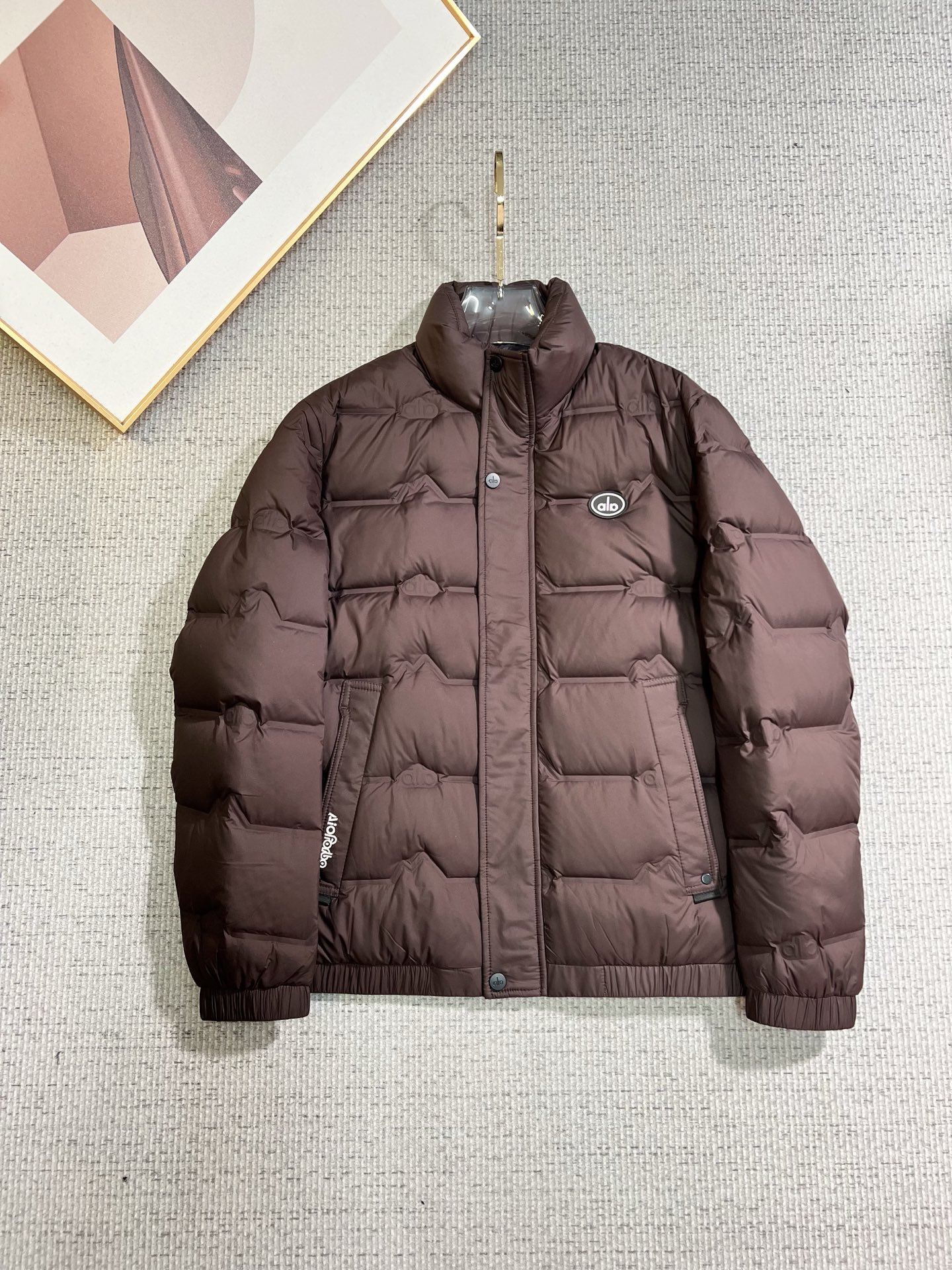 NO:683969,ALO official website 2025 new autumn and winter down jacket. This is known as the most high-end down jacket, all 90 down, with a classic logo combination. It is full of visual impact at first sight. It has better thermal insulation performance, is light and not heavy, and has good loft recovery after compression, and it can gather heat and lock in temperature!  Personalized color matching design, fresh and energetic!  There are too many versions circulating in the market. In addition to the different fabrics and workmanship, the biggest difference is that the filling is not goose down at all but feather silk or velvet, etc., and it is not easy to tell the difference for those who don’t understand. In addition, the fabrics and workmanship are definitely not of the same level. In short, look for us and you will never go astray. All the exclusive full colors are purchased and developed by genuine ones. If you understand the quality of our down jackets, you can safely recommend it with your eyes closed. The same series for men and women!  Size M-3XL Please state your height and weight when ordering, down jacket,19860909ALO 官网款2025秋冬新款羽绒服.这款号称羽绒服届最高端的,全部90绒的带着经典的Logo组合搭配,第一眼看到就是满满的视觉冲击,保暖性能更出色,轻便不厚重,且压缩后的蓬松度恢复性好,聚热锁温！个性的拼色设计,清新有活力！市面流通的版本实在太多了,除了面料做工不同外,最大的区别就是填充物根本不是鹅绒而是羽丝或手感绒等等,而不懂的根本不容易区分.另外面料和做工也绝对不是一个级别,总之认准我们,让你绝对不跑偏,独家全色全部购入正版开发,懂我们家羽绒服质量的,完全可以放心闭眼推.男女同款系列！码数M-3XL下单报身高体重,,down jacket,,Men's clothing