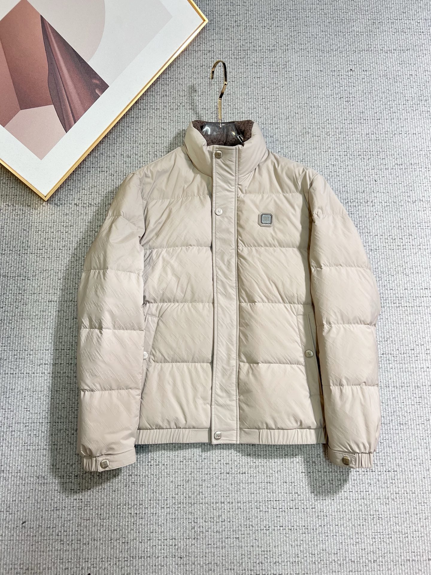 NO:683975,Givenchy official website 2025 autumn and winter new down jacket. This is known as the most high-end down jacket, all 90 down, with a classic logo combination. It is full of visual impact at first sight. It has better thermal insulation performance, is light and not heavy, and has good loft recovery after compression, and it can gather heat and lock in temperature!  Personalized color matching design, fresh and energetic!  There are too many versions circulating in the market. In addition to the different fabrics and workmanship, the biggest difference is that the filling is not goose down at all but feather silk or velvet, etc., and it is not easy to tell the difference for those who don’t understand. In addition, the fabrics and workmanship are definitely not of the same level. In short, look for us and you will never go astray. All the exclusive full colors are purchased and developed by genuine ones. If you understand the quality of our down jackets, you can safely recommend it with your eyes closed. The same series for men and women!  Size M-3XL Please state your height and weight when ordering, givenchy, down jacket,19860909纪梵希 官网款2025秋冬新款羽绒服.这款号称羽绒服届最高端的,全部90绒的带着经典的Logo组合搭配,第一眼看到就是满满的视觉冲击,保暖性能更出色,轻便不厚重,且压缩后的蓬松度恢复性好,聚热锁温！个性的拼色设计,清新有活力！市面流通的版本实在太多了,除了面料做工不同外,最大的区别就是填充物根本不是鹅绒而是羽丝或手感绒等等,而不懂的根本不容易区分.另外面料和做工也绝对不是一个级别,总之认准我们,让你绝对不跑偏,独家全色全部购入正版开发,懂我们家羽绒服质量的,完全可以放心闭眼推.男女同款系列！码数M-3XL下单报身高体重,,givenchy,down jacket,,Men's clothing