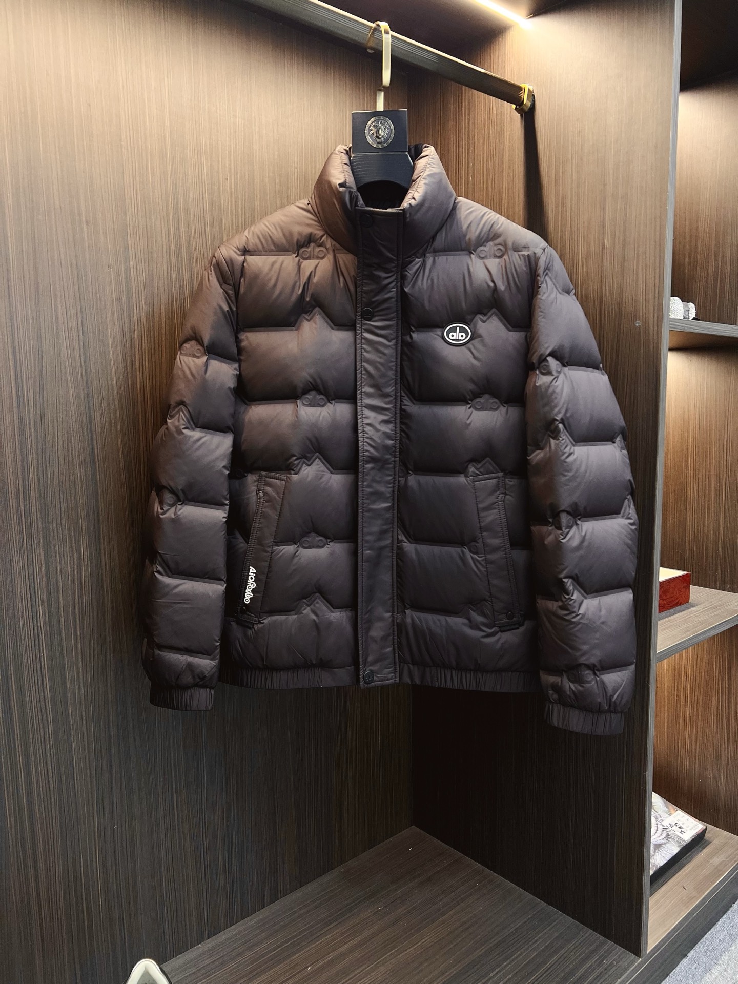 NO:657834,ALO official website 2025 new autumn and winter down jacket. This is known as the most high-end down jacket, all 90 down, with a classic logo combination. It is full of visual impact at first sight. It has better thermal insulation performance, is light and not heavy, and has good loft recovery after compression, and it can gather heat and lock in temperature!  Personalized color matching design, fresh and energetic!  There are too many versions circulating in the market. In addition to the different fabrics and workmanship, the biggest difference is that the filling is not goose down at all but feather silk or velvet, etc., and it is not easy to tell the difference for those who don’t understand. In addition, the fabrics and workmanship are definitely not of the same level. In short, look for us and you will never go astray. All the exclusive full colors are purchased and developed by genuine ones. If you understand the quality of our down jackets, you can safely recommend it with your eyes closed. The same series for men and women!  Size M-3XL Please state your height and weight when ordering,,down jacket,alexander wang19860909ALO 官网款2025秋冬新款羽绒服.这款号称羽绒服届最高端的,全部90绒的带着经典的Logo组合搭配,第一眼看到就是满满的视觉冲击,保暖性能更出色,轻便不厚重,且压缩后的蓬松度恢复性好,聚热锁温！个性的拼色设计,清新有活力！市面流通的版本实在太多了,除了面料做工不同外,最大的区别就是填充物根本不是鹅绒而是羽丝或手感绒等等,而不懂的根本不容易区分.另外面料和做工也绝对不是一个级别,总之认准我们,让你绝对不跑偏,独家全色全部购入正版开发,懂我们家羽绒服质量的,完全可以放心闭眼推.男女同款系列！码数M-3XL下单报身高体重,,down jacket,alexander wang,Men's clothing