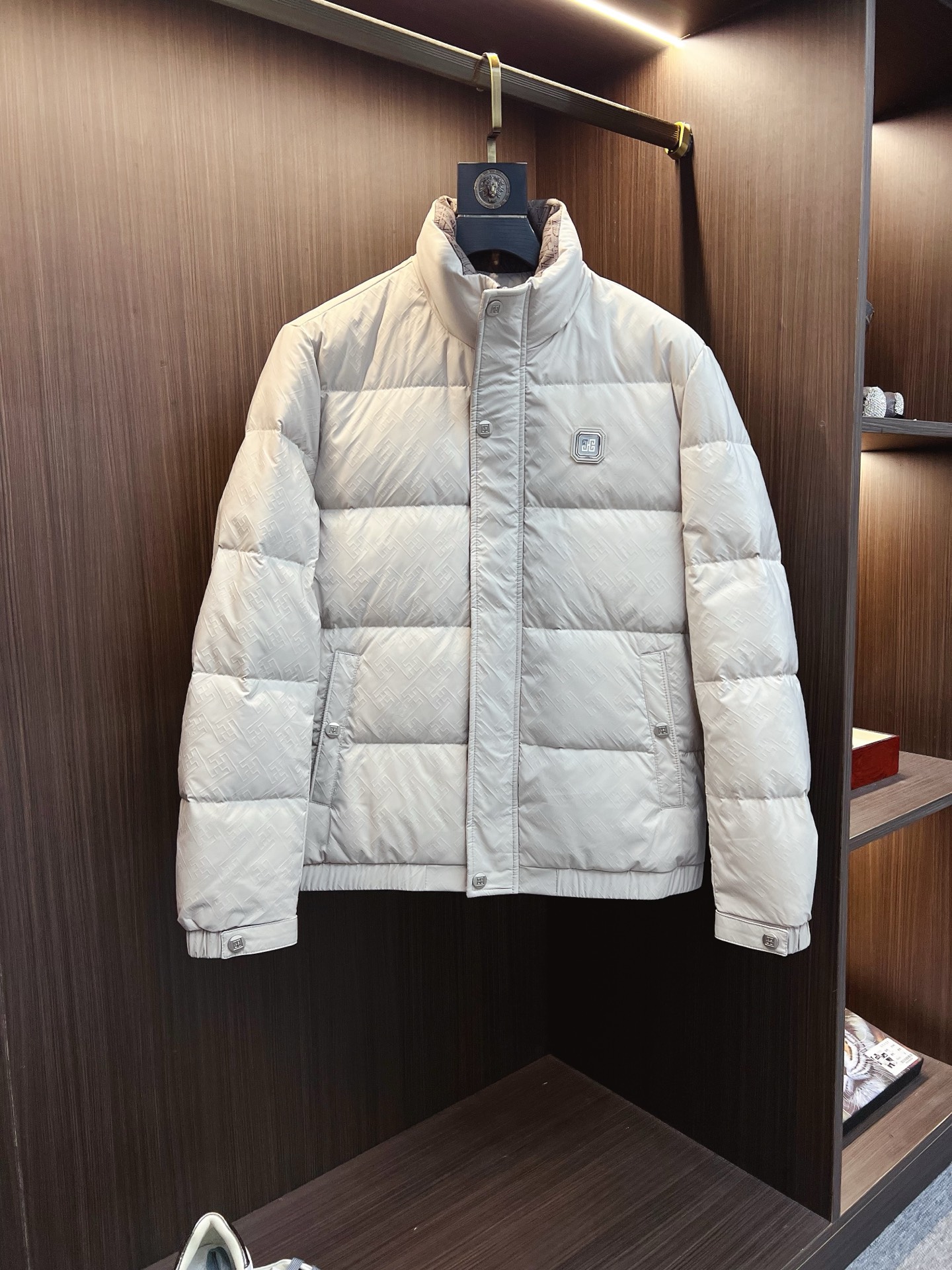 NO:657839,Givenchy official website 2025 autumn and winter new down jacket. This is known as the most high-end down jacket, all 90 down, with a classic logo combination. It is full of visual impact at first sight. It has better thermal insulation performance, is light and not heavy, and has good loft recovery after compression, and it can gather heat and lock in temperature!  Personalized color matching design, fresh and energetic!  There are too many versions circulating in the market. In addition to the different fabrics and workmanship, the biggest difference is that the filling is not goose down at all but feather silk or velvet, etc., and it is not easy to tell the difference for those who don’t understand. In addition, the fabrics and workmanship are definitely not of the same level. In short, look for us and you will never go astray. All the exclusive full colors are purchased and developed by genuine ones. If you understand the quality of our down jackets, you can safely recommend it with your eyes closed. The same series for men and women!  Size M-3XL Please state your height and weight when ordering,,givenchy,down jacket,alexander wang19860909纪梵希 官网款2025秋冬新款羽绒服.这款号称羽绒服届最高端的,全部90绒的带着经典的Logo组合搭配,第一眼看到就是满满的视觉冲击,保暖性能更出色,轻便不厚重,且压缩后的蓬松度恢复性好,聚热锁温！个性的拼色设计,清新有活力！市面流通的版本实在太多了,除了面料做工不同外,最大的区别就是填充物根本不是鹅绒而是羽丝或手感绒等等,而不懂的根本不容易区分.另外面料和做工也绝对不是一个级别,总之认准我们,让你绝对不跑偏,独家全色全部购入正版开发,懂我们家羽绒服质量的,完全可以放心闭眼推.男女同款系列！码数M-3XL下单报身高体重,,givenchy,down jacket,alexander wang,Men's clothing