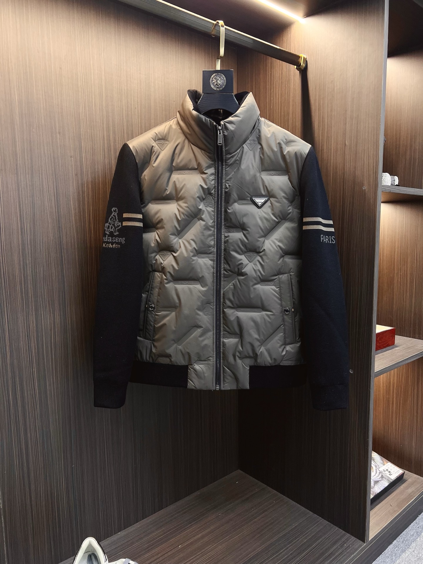 NO:657844,PRADA official website 2025 autumn and winter new down jacket. This is known as the most high-end down jacket, all 90 down, with a classic logo combination. It has a full visual impact at first sight. It has better thermal performance, is light and not heavy, and has good loft recovery after compression, and it can gather heat and lock in temperature!  Personalized color matching design, fresh and energetic!  There are too many versions circulating in the market. In addition to the different fabrics and workmanship, the biggest difference is that the filling is not goose down at all but feather silk or velvet, etc., and it is not easy to tell the difference for those who don’t understand. In addition, the fabrics and workmanship are definitely not of the same level. In short, look for us and you will never go astray. All the exclusive full colors are purchased and developed by genuine ones. If you understand the quality of our down jackets, you can safely recommend it with your eyes closed. The same series for men and women!  Size M-3XL Please state your height and weight when ordering, prada, prada, down jacket, alexander wang19860909PRADA 普拉达 官网款2025秋冬新款羽绒服.这款号称羽绒服届最高端的,全部90绒的带着经典的Logo组合搭配,第一眼看到就是满满的视觉冲击,保暖性能更出色,轻便不厚重,且压缩后的蓬松度恢复性好,聚热锁温！个性的拼色设计,清新有活力！市面流通的版本实在太多了,除了面料做工不同外,最大的区别就是填充物根本不是鹅绒而是羽丝或手感绒等等,而不懂的根本不容易区分.另外面料和做工也绝对不是一个级别,总之认准我们,让你绝对不跑偏,独家全色全部购入正版开发,懂我们家羽绒服质量的,完全可以放心闭眼推.男女同款系列！码数M-3XL下单报身高体重,,prada,prada,down jacket,alexander wang,Men's clothing