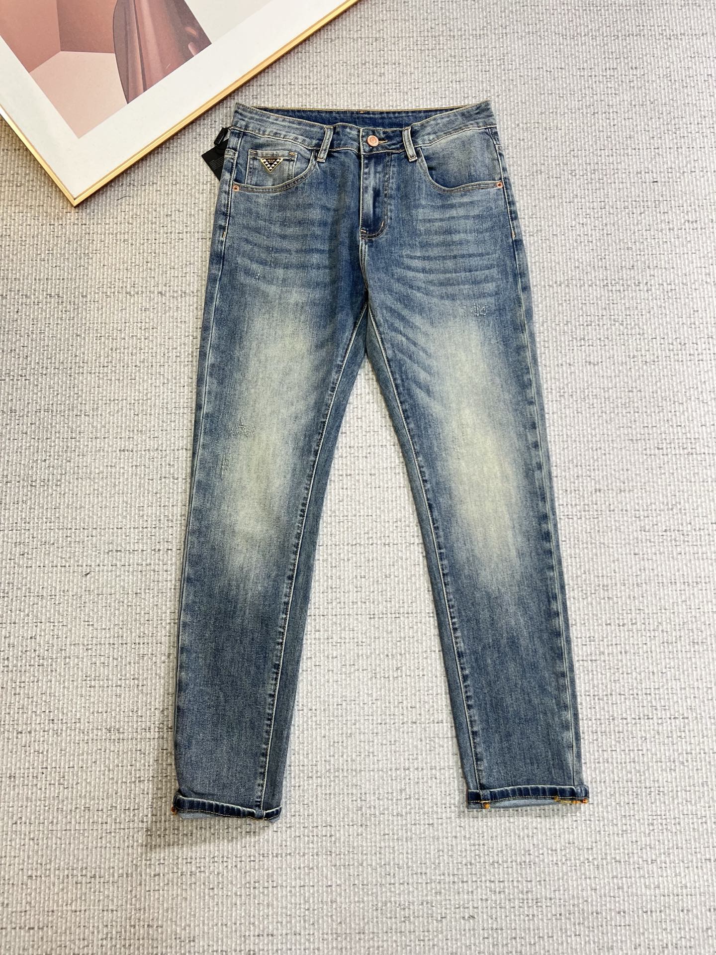 NO:661935,PRADA Men's jeans, official album and poster outfit!  High-grade imported denim raw color fabrics are supplied to customers, and the pure 13oz denim fabrics from Okayama, Japan are specially selected. Heavy-duty environmentally friendly plant enzyme washing process is used. The texture has a light retro color, which is quite beautiful and is very suitable for autumn and winter color matching. The fabric is soft and delicate after washing, but has strong bones and a slight stretch, providing an excellent comfortable experience. There is no damage from any technological elements throughout the body, retaining the purest tannin color!  The details throughout the body are perfect, exquisite and sophisticated. The latest leather label on the waist highlights the brand's characteristics. The hardware accessories, leather label and wiring all reflect the craftsmanship!  The silhouette is perfectly tailored and has excellent butt lift and slimming effect. It can be easily matched with any top in the wardrobe. It has wide compatibility and is suitable for various daily wear. The upper body is full of style. It is a must-have trousers for those who are obsessed with quality control and 1V!  Size 29-38 (not 35.37), prada, prada, jeans,  19860909PRADA 普拉达 男士牛仔裤,官宣画册海报穿搭款！ 客供高级进口的丹宁原色面料,特选日本冈山纯正13oz 盎司牛仔布料,重磅环保植物酵素水洗工艺,肌理有着淡淡的复古色彩,相当漂亮,极符合秋冬的配色,面料经过水洗后柔软细腻,但筋骨感极强,且略带弹力,提供了绝佳的舒适体验,通身无任何工艺元素破坏,保留了最纯粹的丹宁本色！通身细节完美如斯,精湛且考究,最新的腰部皮标彰显了品牌特质,五金配件、皮标、走线无不体现出匠心工艺！版型剪裁完美,提臀修身效果绝佳,可轻松横扫衣橱任何的上装搭配,兼容性广泛,满足于日常各种穿搭,上身型款十足,于品质控及1V迷控者必入型裤装！ 尺码29—38（没35.37）,,prada,prada,jeans, ,Men's clothing