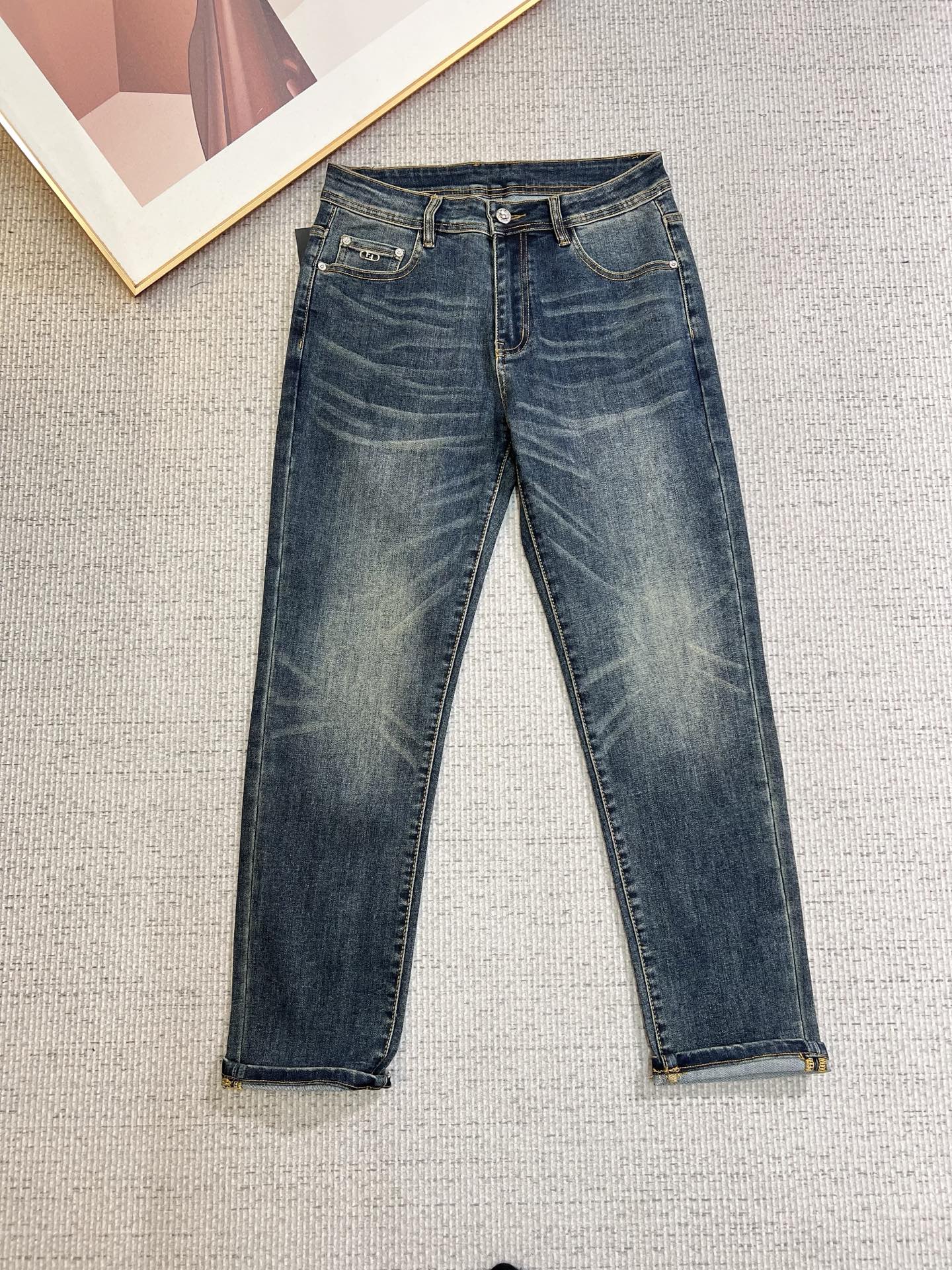 NO:661948,FENDI Fendi men's jeans, official album and poster style!  High-grade imported denim raw color fabrics are supplied to customers, and the pure 13oz denim fabrics from Okayama, Japan are specially selected. Heavy-duty environmentally friendly plant enzyme washing process is used. The texture has a light retro color, which is quite beautiful and is very suitable for autumn and winter color matching. The fabric is soft and delicate after washing, but has strong bones and a slight stretch, providing an excellent comfortable experience. There is no damage from any technological elements throughout the body, retaining the purest tannin color!  The details throughout the body are perfect, exquisite and sophisticated. The latest leather label on the waist highlights the brand's characteristics. The hardware accessories, leather label and wiring all reflect the craftsmanship!  The silhouette is perfectly tailored and has excellent butt lift and slimming effect. It can be easily matched with any top in the wardrobe. It has wide compatibility and is suitable for various daily wear. The upper body is full of style. It is a must-have trousers for those who are obsessed with quality control and 1V!  Size 29-38 (not 35.37),,fendi,fendi,jeans, 19860909FENDI 芬迪 男士牛仔裤,官宣画册海报穿搭款！ 客供高级进口的丹宁原色面料,特选日本冈山纯正13oz 盎司牛仔布料,重磅环保植物酵素水洗工艺,肌理有着淡淡的复古色彩,相当漂亮,极符合秋冬的配色,面料经过水洗后柔软细腻,但筋骨感极强,且略带弹力,提供了绝佳的舒适体验,通身无任何工艺元素破坏,保留了最纯粹的丹宁本色！通身细节完美如斯,精湛且考究,最新的腰部皮标彰显了品牌特质,五金配件、皮标、走线无不体现出匠心工艺！版型剪裁完美,提臀修身效果绝佳,可轻松横扫衣橱任何的上装搭配,兼容性广泛,满足于日常各种穿搭,上身型款十足,于品质控及1V迷控者必入型裤装！ 尺码29—38（没35.37）,,fendi,fendi,jeans, ,Men's clothing