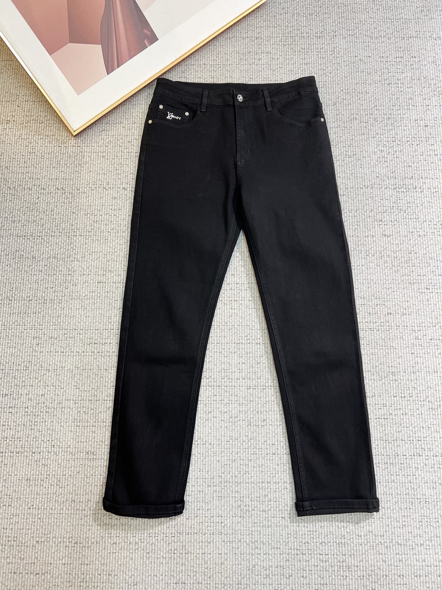 NO:661953,LV men's jeans, official album and poster outfit style!  High-grade imported denim raw color fabrics are supplied to customers, and the pure 13oz denim fabrics from Okayama, Japan are specially selected. Heavy-duty environmentally friendly plant enzyme washing process is used. The texture has a light retro color, which is quite beautiful and is very suitable for autumn and winter color matching. The fabric is soft and delicate after washing, but has strong bones and a slight stretch, providing an excellent comfortable experience. There is no damage from any technological elements throughout the body, retaining the purest tannin color!  The details throughout the body are perfect, exquisite and sophisticated. The latest leather label on the waist highlights the brand's characteristics. The hardware accessories, leather label and wiring all reflect the craftsmanship!  The silhouette is perfectly tailored and has excellent butt lift and slimming effect. It can be easily matched with any top in the wardrobe. It has wide compatibility and is suitable for various daily wear. The upper body is full of style. It is a must-have trousers for those who are obsessed with quality control and 1V!  Size 29-38 (not 35.37),,louis vuitton,jeans, 19860909LV 男士牛仔裤,官宣画册海报穿搭款！ 客供高级进口的丹宁原色面料,特选日本冈山纯正13oz 盎司牛仔布料,重磅环保植物酵素水洗工艺,肌理有着淡淡的复古色彩,相当漂亮,极符合秋冬的配色,面料经过水洗后柔软细腻,但筋骨感极强,且略带弹力,提供了绝佳的舒适体验,通身无任何工艺元素破坏,保留了最纯粹的丹宁本色！通身细节完美如斯,精湛且考究,最新的腰部皮标彰显了品牌特质,五金配件、皮标、走线无不体现出匠心工艺！版型剪裁完美,提臀修身效果绝佳,可轻松横扫衣橱任何的上装搭配,兼容性广泛,满足于日常各种穿搭,上身型款十足,于品质控及1V迷控者必入型裤装！ 尺码29—38（没35.37）,,louis vuitton,jeans, ,Men's clothing