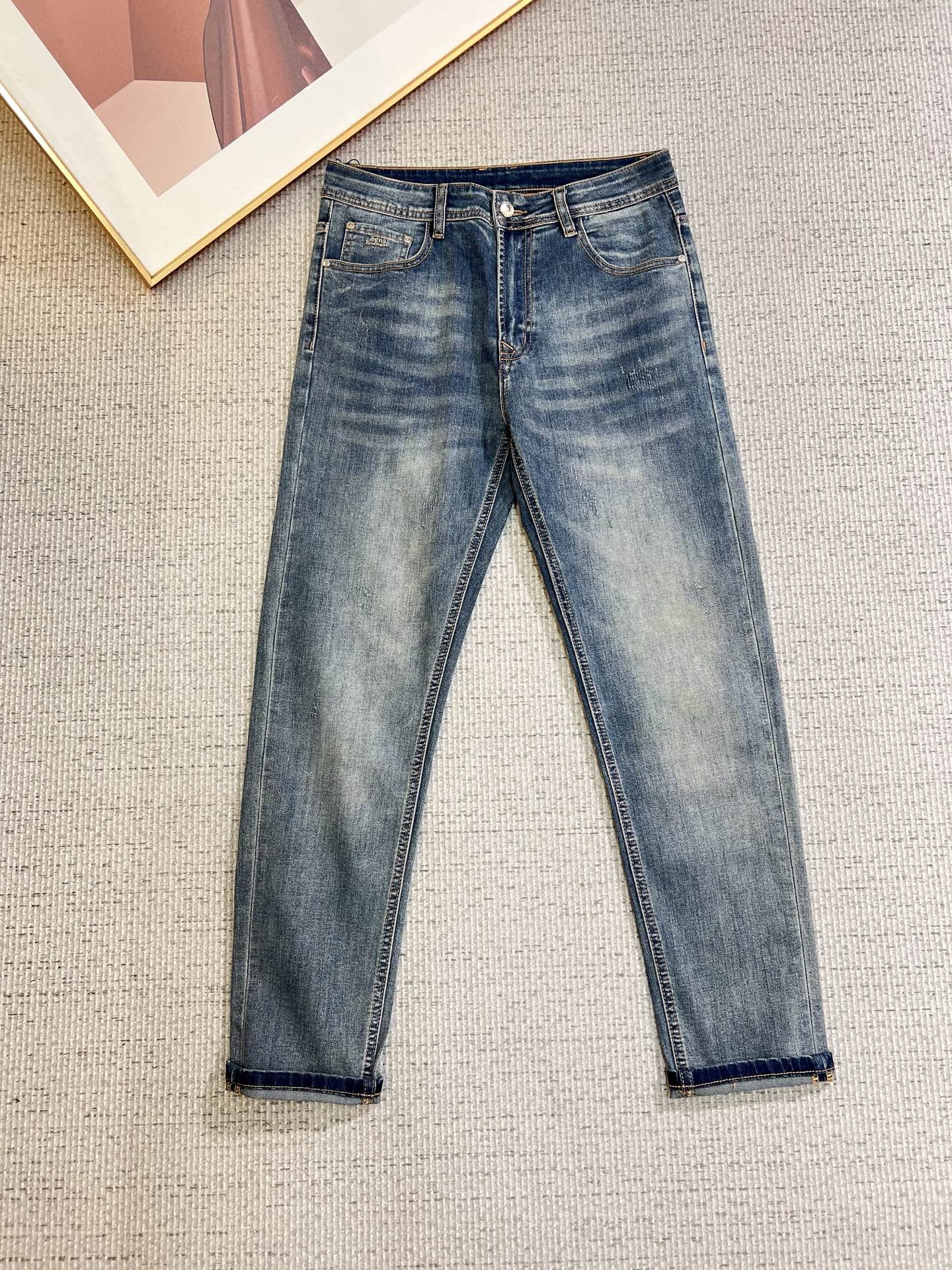 NO:661915,Ermenegildo Zegna men's jeans, official album and poster outfit style!  High-grade imported denim raw color fabrics are supplied to customers, and the pure 13oz denim fabrics from Okayama, Japan are specially selected. Heavy-duty environmentally friendly plant enzyme washing process is used. The texture has a light retro color, which is quite beautiful and is very suitable for autumn and winter color matching. The fabric is soft and delicate after washing, but has strong bones and a slight stretch, providing an excellent comfortable experience. There is no damage from any technological elements throughout the body, retaining the purest tannin color!  The details throughout the body are perfect, exquisite and sophisticated. The latest leather label on the waist highlights the brand's characteristics. The hardware accessories, leather label and wiring all reflect the craftsmanship!  The silhouette is perfectly tailored and has excellent butt lift and slimming effect. It can be easily matched with any top in the wardrobe. It has wide compatibility and is suitable for various daily wear. The upper body is full of style. It is a must-have trousers for those who are obsessed with quality control and 1V!  Size 29-38 (not 35.37),,zegna,jeans, 19860909杰尼亚 男士牛仔裤,官宣画册海报穿搭款！ 客供高级进口的丹宁原色面料,特选日本冈山纯正13oz 盎司牛仔布料,重磅环保植物酵素水洗工艺,肌理有着淡淡的复古色彩,相当漂亮,极符合秋冬的配色,面料经过水洗后柔软细腻,但筋骨感极强,且略带弹力,提供了绝佳的舒适体验,通身无任何工艺元素破坏,保留了最纯粹的丹宁本色！通身细节完美如斯,精湛且考究,最新的腰部皮标彰显了品牌特质,五金配件、皮标、走线无不体现出匠心工艺！版型剪裁完美,提臀修身效果绝佳,可轻松横扫衣橱任何的上装搭配,兼容性广泛,满足于日常各种穿搭,上身型款十足,于品质控及1V迷控者必入型裤装！ 尺码29—38（没35.37）,,zegna,jeans, ,Men's clothing