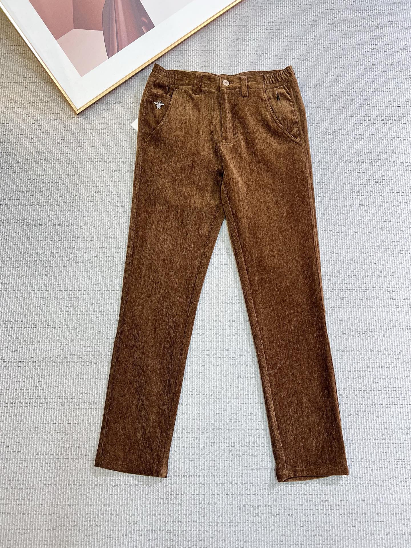 NO:661925,Dior men's corduroy pants, official album and poster outfit!  High-grade imported denim raw color fabrics are supplied to customers, and the pure 13oz denim fabrics from Okayama, Japan are specially selected. Heavy-duty environmentally friendly plant enzyme washing process is used. The texture has a light retro color, which is quite beautiful and is very suitable for autumn and winter color matching. The fabric is soft and delicate after washing, but has strong bones and a slight stretch, providing an excellent comfortable experience. There is no damage from any technological elements throughout the body, retaining the purest tannin color!  The details throughout the body are perfect, exquisite and sophisticated. The latest leather label on the waist highlights the brand's characteristics. The hardware accessories, leather label and wiring all reflect the craftsmanship!  The silhouette is perfectly tailored and has excellent butt lift and slimming effect. It can be easily matched with any top in the wardrobe. It has wide compatibility and is suitable for various daily wear. The upper body is full of style. It is a must-have trousers for those who are obsessed with quality control and 1V!  Size 29-38 (not 35.37), dior, dior,  19860909Dior 迪奥 男士灯芯绒裤,官宣画册海报穿搭款！ 客供高级进口的丹宁原色面料,特选日本冈山纯正13oz 盎司牛仔布料,重磅环保植物酵素水洗工艺,肌理有着淡淡的复古色彩,相当漂亮,极符合秋冬的配色,面料经过水洗后柔软细腻,但筋骨感极强,且略带弹力,提供了绝佳的舒适体验,通身无任何工艺元素破坏,保留了最纯粹的丹宁本色！通身细节完美如斯,精湛且考究,最新的腰部皮标彰显了品牌特质,五金配件、皮标、走线无不体现出匠心工艺！版型剪裁完美,提臀修身效果绝佳,可轻松横扫衣橱任何的上装搭配,兼容性广泛,满足于日常各种穿搭,上身型款十足,于品质控及1V迷控者必入型裤装！ 尺码29—38（没35.37）,,dior,dior, ,Men's clothing