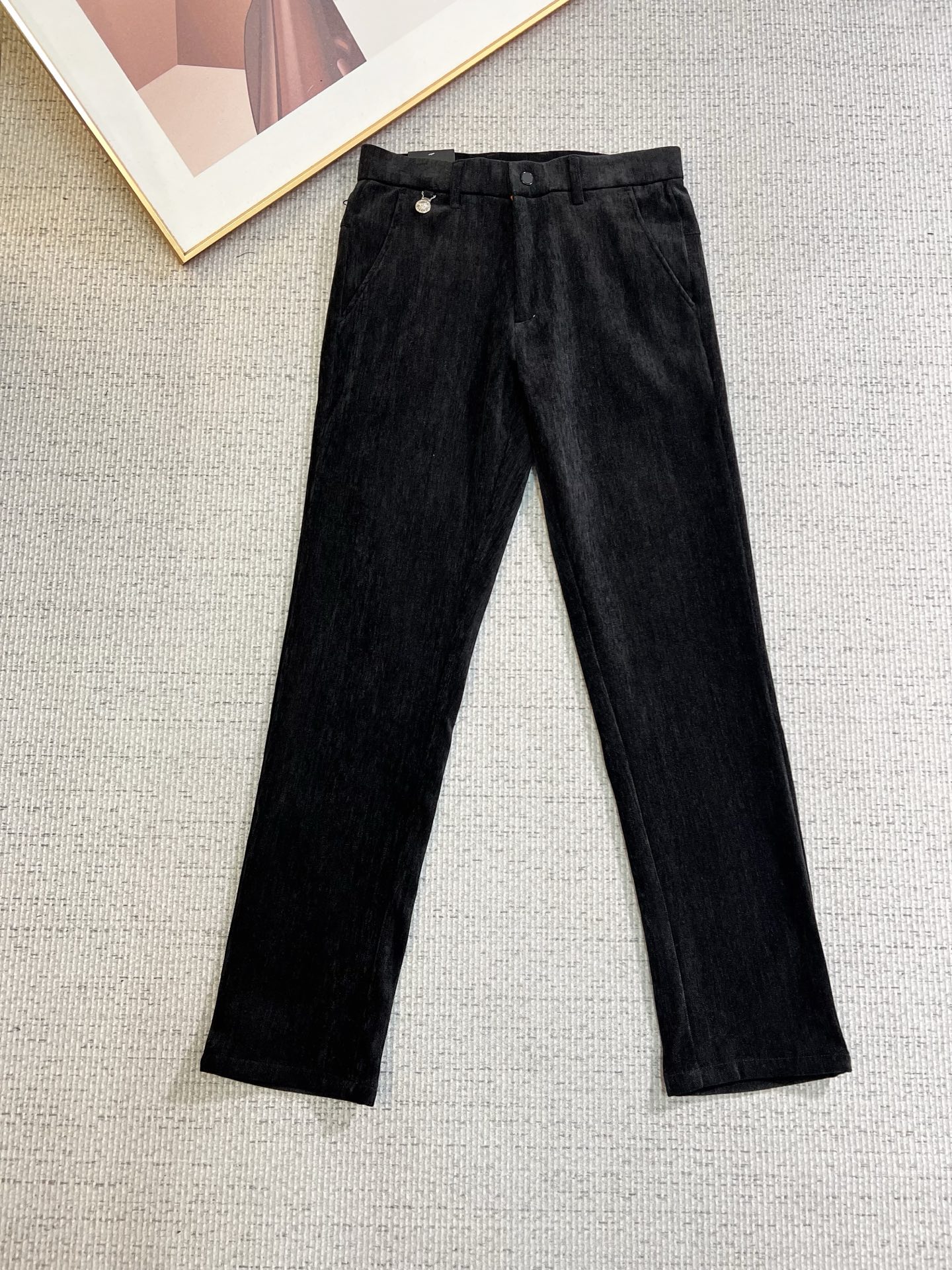 NO:661932,Versace men's corduroy pants, official album and poster style!  High-grade imported denim raw color fabrics are supplied to customers, and the pure 13oz denim fabrics from Okayama, Japan are specially selected. Heavy-duty environmentally friendly plant enzyme washing process is used. The texture has a light retro color, which is quite beautiful and is very suitable for autumn and winter color matching. The fabric is soft and delicate after washing, but has strong bones and a slight stretch, providing an excellent comfortable experience. There is no damage from any technological elements throughout the body, retaining the purest tannin color!  The details throughout the body are perfect, exquisite and sophisticated. The latest leather label on the waist highlights the brand's characteristics. The hardware accessories, leather label and wiring all reflect the craftsmanship!  The silhouette is perfectly tailored and has excellent butt lift and slimming effect. It can be easily matched with any top in the wardrobe. It has wide compatibility and is suitable for various daily wear. The upper body is full of style. It is a must-have trousers for those who are obsessed with quality control and 1V!  Size 29-38 (not 35.37),,versace, 19860909范思哲 男士灯芯绒裤,官宣画册海报穿搭款！ 客供高级进口的丹宁原色面料,特选日本冈山纯正13oz 盎司牛仔布料,重磅环保植物酵素水洗工艺,肌理有着淡淡的复古色彩,相当漂亮,极符合秋冬的配色,面料经过水洗后柔软细腻,但筋骨感极强,且略带弹力,提供了绝佳的舒适体验,通身无任何工艺元素破坏,保留了最纯粹的丹宁本色！通身细节完美如斯,精湛且考究,最新的腰部皮标彰显了品牌特质,五金配件、皮标、走线无不体现出匠心工艺！版型剪裁完美,提臀修身效果绝佳,可轻松横扫衣橱任何的上装搭配,兼容性广泛,满足于日常各种穿搭,上身型款十足,于品质控及1V迷控者必入型裤装！ 尺码29—38（没35.37）,,versace, ,Men's clothing