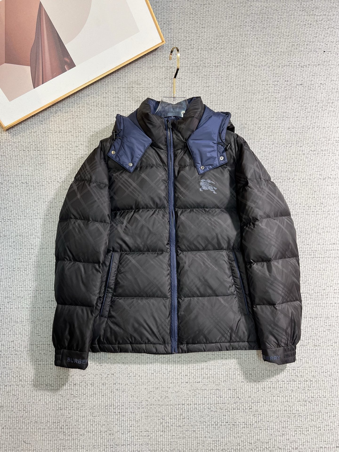 NO:655695,Burberry 2025 winter latest model, available at counters simultaneously, original order, popular fashionable casual hooded down jacket, imported original fabric, unique design, original hardware decoration, simple and fashionable, handsome upper body, complete three labels, size M-3XL,, burberry, burberry, down jacket, hats, alexander wang19860909Burberry 巴宝莉 2025冬季最新款,专柜同步有售,原单狠货,爆款时尚休闲连帽羽绒服,进口原版面料,独特设计,原版五金辅料装饰,简约时尚 ,上身帅气,三标齐全,码数M-3XL,,burberry,burberry,down jacket,hats,alexander wang,Men's clothing