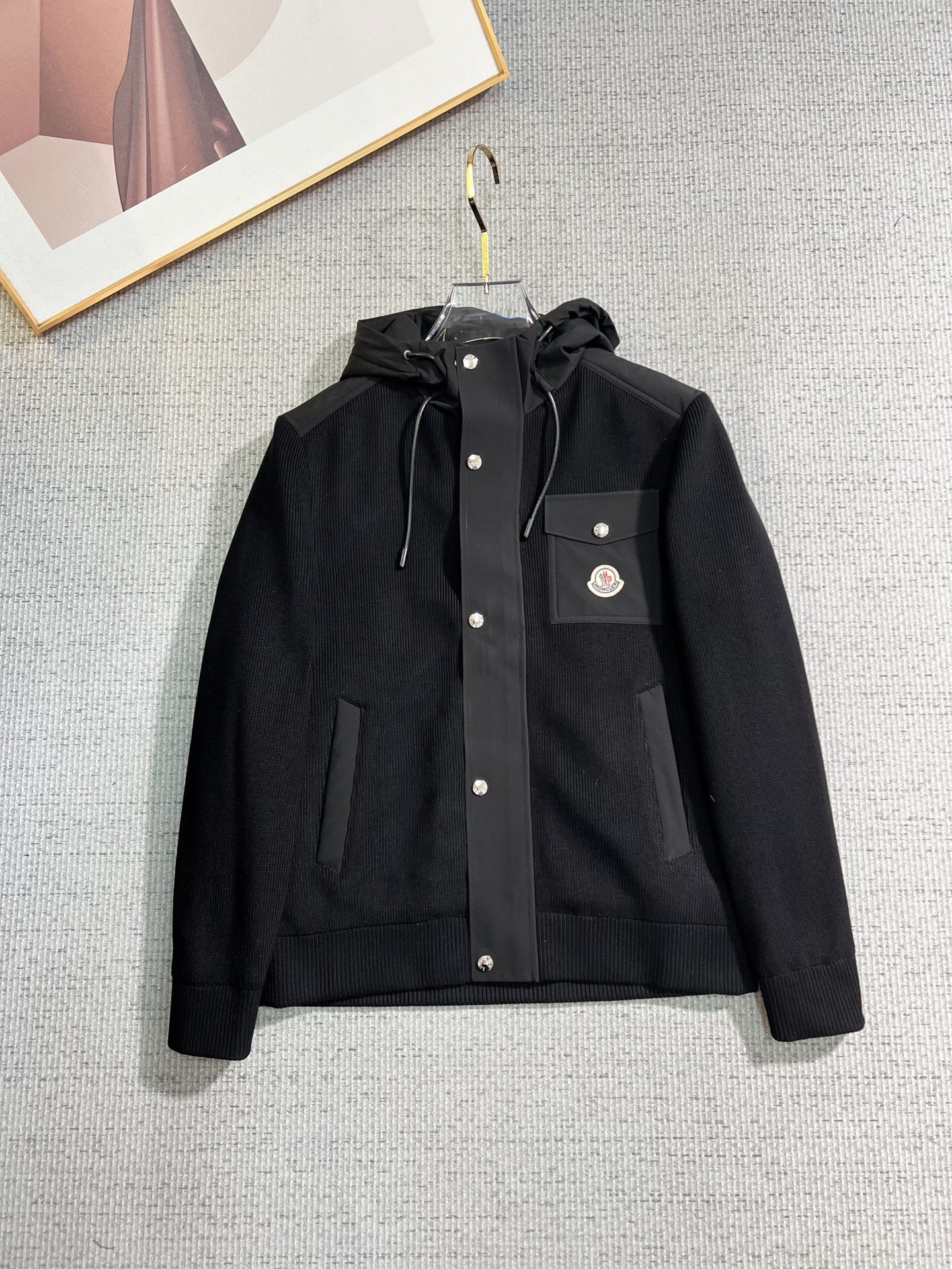 NO:655686,Mengkou 2025 winter latest model, available at counters, original order, popular fashion casual hooded down jacket, imported original fabric, unique design, original hardware decoration, simple and fashionable, handsome upper body, complete three labels, size M-3XL,,Moncler,down jacket,hats,alexander wang19860909蒙口 2025冬季最新款,专柜同步有售,原单狠货,爆款时尚休闲连帽羽绒服,进口原版面料,独特设计,原版五金辅料装饰,简约时尚 ,上身帅气,三标齐全,码数M-3XL,,Moncler,down jacket,hats,alexander wang,Men's clothing