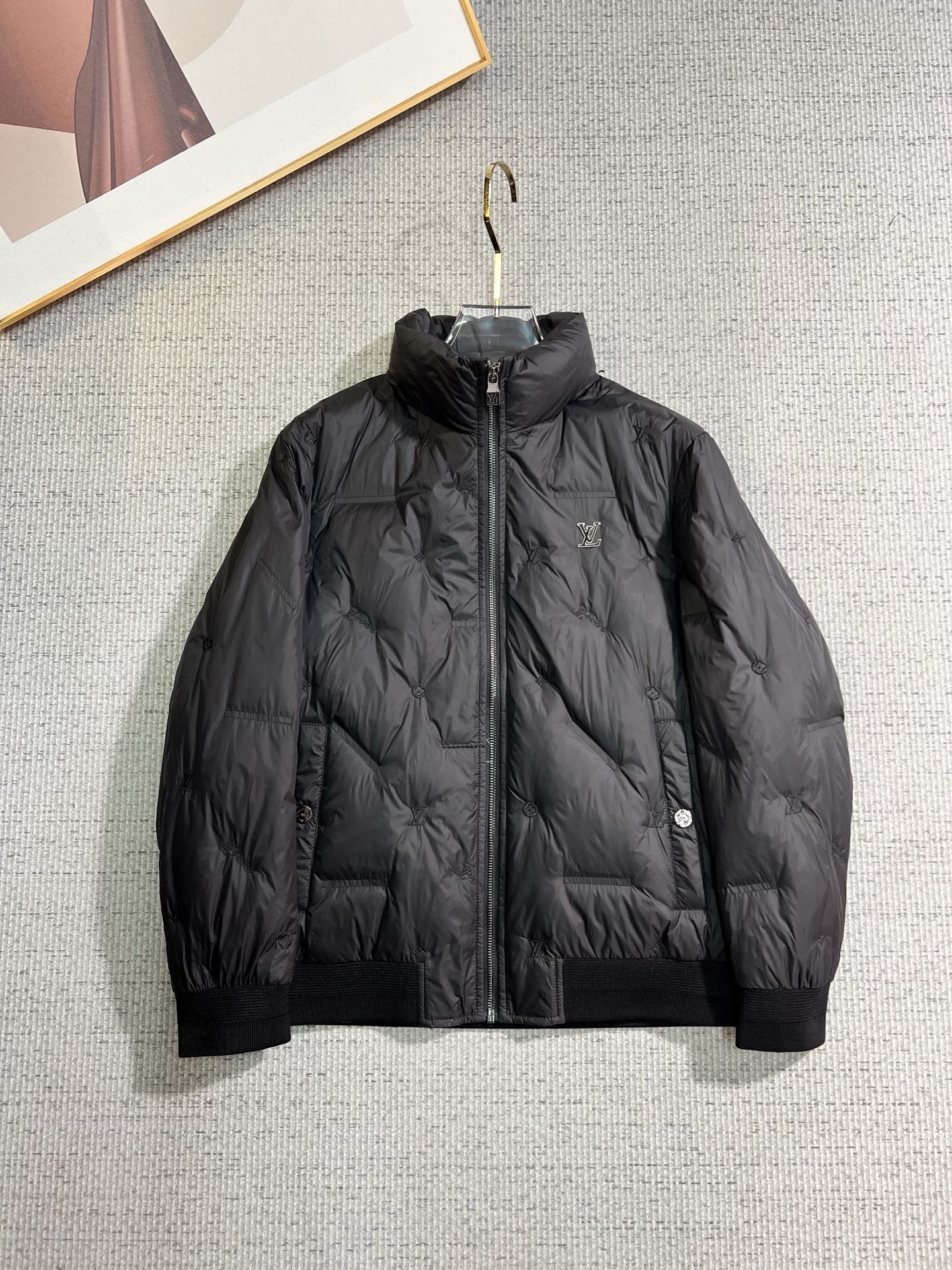 NO:655676,LV 2025 winter latest model, available at counters simultaneously, original order, popular fashionable casual hooded down jacket, imported original fabric, unique design, original hardware decoration, simple and fashionable, handsome upper body, complete three labels, size M-3XL, louis vuitton, down jacket, hats, alexander wang19860909LV 2025冬季最新款,专柜同步有售,原单狠货,爆款时尚休闲连帽羽绒服,进口原版面料,独特设计,原版五金辅料装饰,简约时尚 ,上身帅气,三标齐全,码数M-3XL,,louis vuitton,down jacket,hats,alexander wang,Men's clothing