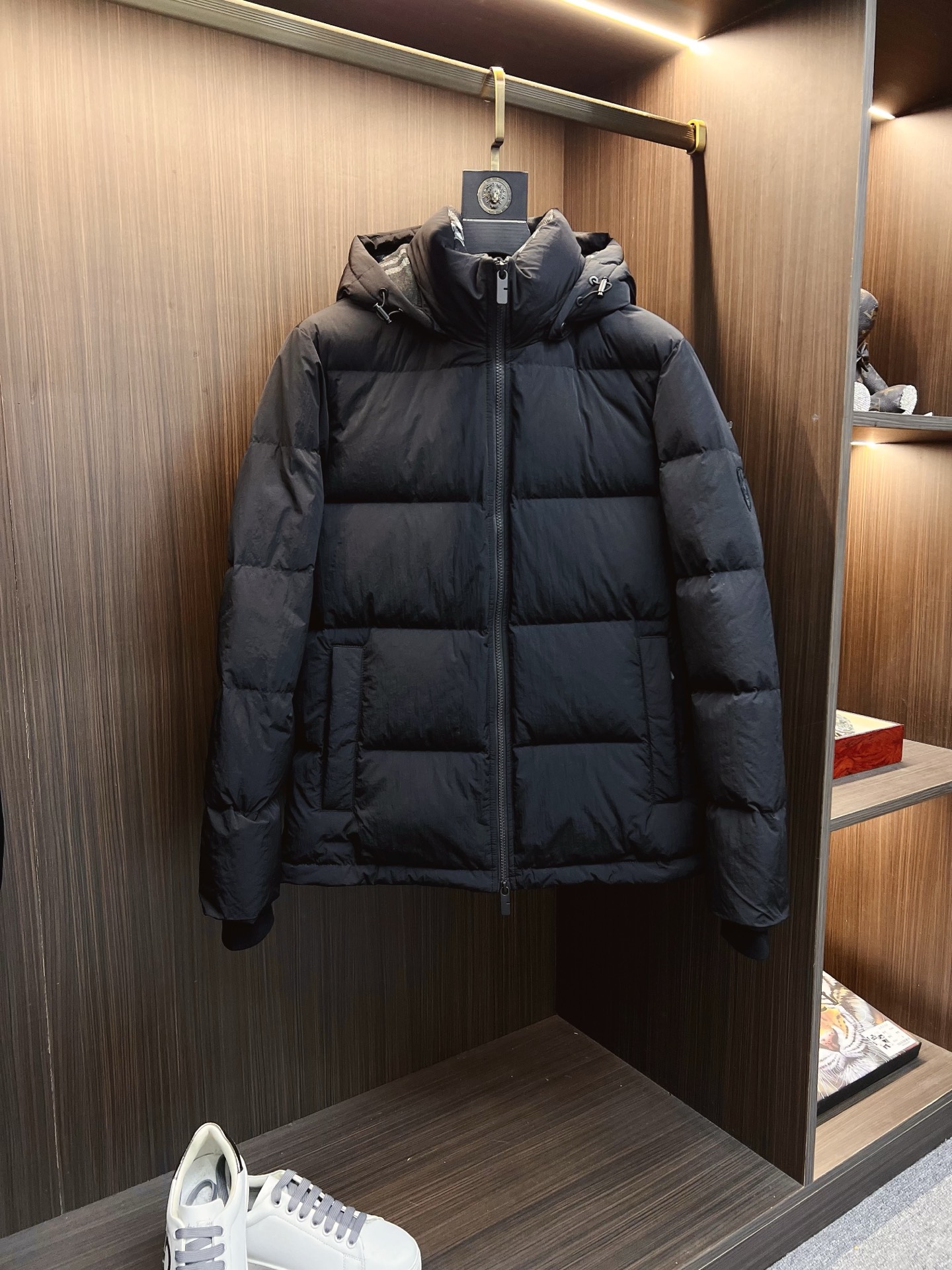 NO:657793,Burberry official website 2025 autumn and winter new down jacket. This is known as the most high-end down jacket, all 90 down, with a classic logo combination. It is full of visual impact at first sight. It has better thermal insulation performance, is light and not heavy, and has good loft recovery after compression, and it can gather heat and lock in temperature!  Personalized color matching design, fresh and energetic!  There are too many versions circulating in the market. In addition to the different fabrics and workmanship, the biggest difference is that the filling is not goose down at all but feather silk or velvet, etc., and it is not easy to tell the difference for those who don’t understand. In addition, the fabrics and workmanship are definitely not of the same level. In short, look for us and you will never go astray. All the exclusive full colors are purchased and developed by genuine ones. If you understand the quality of our down jackets, you can safely recommend it with your eyes closed. The same series for men and women!  Size M-3XL Please state your height and weight when ordering,,burberry,burberry,down jacket,alexander wang19860909Burberry 巴宝莉 官网款2025秋冬新款羽绒服.这款号称羽绒服届最高端的,全部90绒的带着经典的Logo组合搭配,第一眼看到就是满满的视觉冲击,保暖性能更出色,轻便不厚重,且压缩后的蓬松度恢复性好,聚热锁温！个性的拼色设计,清新有活力！市面流通的版本实在太多了,除了面料做工不同外,最大的区别就是填充物根本不是鹅绒而是羽丝或手感绒等等,而不懂的根本不容易区分.另外面料和做工也绝对不是一个级别,总之认准我们,让你绝对不跑偏,独家全色全部购入正版开发,懂我们家羽绒服质量的,完全可以放心闭眼推.男女同款系列！码数M-3XL下单报身高体重,,burberry,burberry,down jacket,alexander wang,Men's clothing