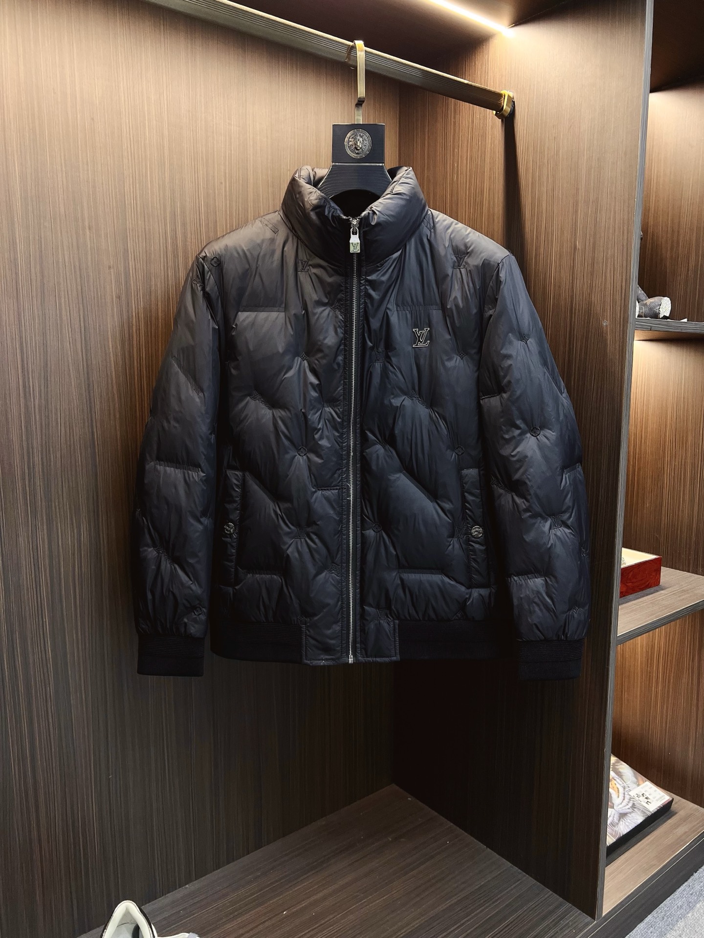 NO:657798,LV official website 2025 autumn and winter new down jacket. This is known as the most high-end down jacket, all 90 down, with a classic logo combination. It is full of visual impact at first sight. It has better thermal insulation performance, is light and not heavy, and has good loft recovery after compression, and it can gather heat and lock in temperature!  Personalized color matching design, fresh and energetic!  There are too many versions circulating in the market. In addition to the different fabrics and workmanship, the biggest difference is that the filling is not goose down at all but feather silk or velvet, etc., and it is not easy to tell the difference for those who don’t understand. In addition, the fabrics and workmanship are definitely not of the same level. In short, look for us and you will never go astray. All the exclusive full colors are purchased and developed by genuine ones. If you understand the quality of our down jackets, you can safely recommend it with your eyes closed. The same series for men and women!  Size M-3XL Please state your height and weight when ordering,,louis vuitton,down jacket,alexander wang19860909LV 官网款2025秋冬新款羽绒服.这款号称羽绒服届最高端的,全部90绒的带着经典的Logo组合搭配,第一眼看到就是满满的视觉冲击,保暖性能更出色,轻便不厚重,且压缩后的蓬松度恢复性好,聚热锁温！个性的拼色设计,清新有活力！市面流通的版本实在太多了,除了面料做工不同外,最大的区别就是填充物根本不是鹅绒而是羽丝或手感绒等等,而不懂的根本不容易区分.另外面料和做工也绝对不是一个级别,总之认准我们,让你绝对不跑偏,独家全色全部购入正版开发,懂我们家羽绒服质量的,完全可以放心闭眼推.男女同款系列！码数M-3XL下单报身高体重,,louis vuitton,down jacket,alexander wang,Men's clothing