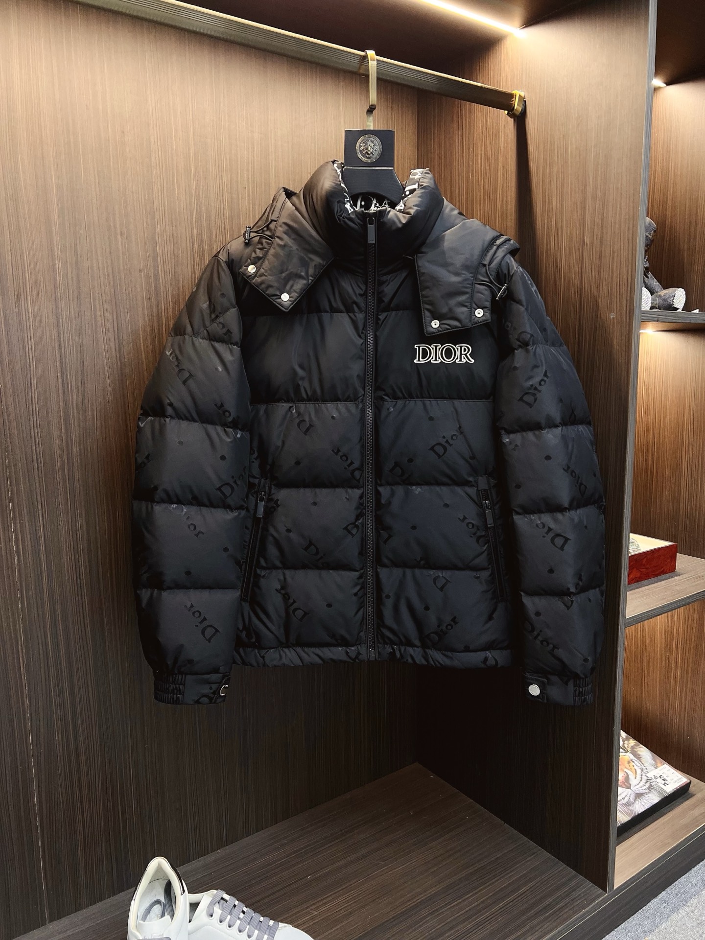NO:657803,Dior official website 2025 autumn and winter new down jacket. This is known as the most high-end down jacket, all 90 down, with a classic logo combination. It is full of visual impact at first sight. It has better thermal insulation performance, is light and not heavy, and has good loft recovery after compression, and it can gather heat and lock in temperature!  Personalized color matching design, fresh and energetic!  There are too many versions circulating in the market. In addition to the different fabrics and workmanship, the biggest difference is that the filling is not goose down at all but feather silk or velvet, etc., and it is not easy to tell the difference for those who don’t understand. In addition, the fabrics and workmanship are definitely not of the same level. In short, look for us and you will never go astray. All the exclusive full colors are purchased and developed by genuine ones. If you understand the quality of our down jackets, you can safely recommend it with your eyes closed. The same series for men and women!  Size M-3XL Please state your height and weight when ordering, dior, dior, down jacket, alexander wang19860909Dior 迪奥 官网款2025秋冬新款羽绒服.这款号称羽绒服届最高端的,全部90绒的带着经典的Logo组合搭配,第一眼看到就是满满的视觉冲击,保暖性能更出色,轻便不厚重,且压缩后的蓬松度恢复性好,聚热锁温！个性的拼色设计,清新有活力！市面流通的版本实在太多了,除了面料做工不同外,最大的区别就是填充物根本不是鹅绒而是羽丝或手感绒等等,而不懂的根本不容易区分.另外面料和做工也绝对不是一个级别,总之认准我们,让你绝对不跑偏,独家全色全部购入正版开发,懂我们家羽绒服质量的,完全可以放心闭眼推.男女同款系列！码数M-3XL下单报身高体重,,dior,dior,down jacket,alexander wang,Men's clothing