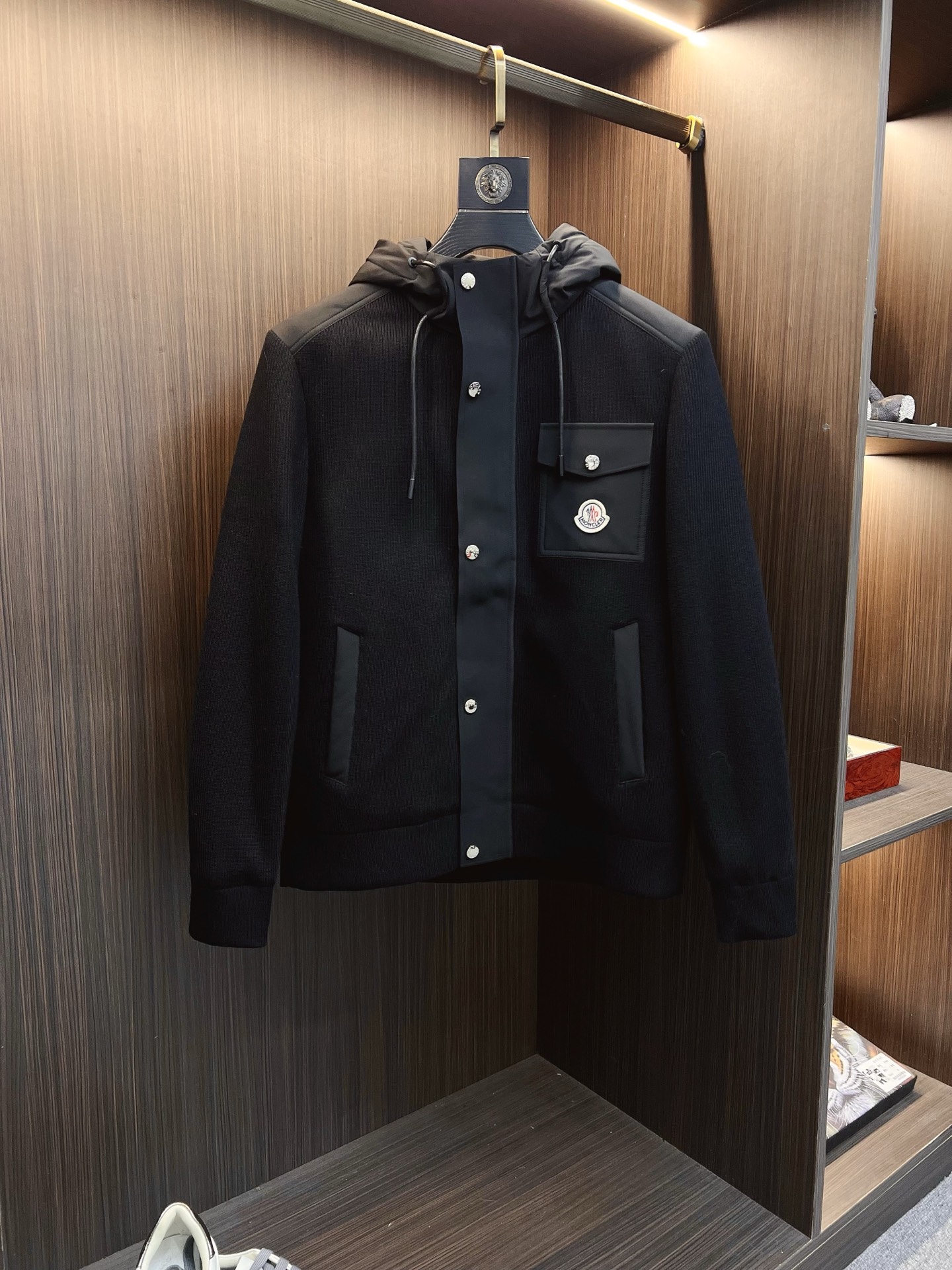 NO:657828,Mengkou official website 2025 autumn and winter new down jacket. This is known as the most high-end down jacket, all 90 down, with a classic logo combination. It is full of visual impact at first sight. It has better thermal insulation performance, is light and not heavy, and has good loft recovery after compression, and it can gather heat and lock in temperature!  Personalized color matching design, fresh and energetic!  There are too many versions circulating in the market. In addition to the different fabrics and workmanship, the biggest difference is that the filling is not goose down at all but feather silk or velvet, etc., and it is not easy to tell the difference for those who don’t understand. In addition, the fabrics and workmanship are definitely not of the same level. In short, look for us and you will never go astray. All the exclusive full colors are purchased and developed by genuine ones. If you understand the quality of our down jackets, you can safely recommend it with your eyes closed. The same series for men and women!  Size M-3XL Please state your height and weight when ordering,,Moncler,down jacket,alexander wang19860909蒙口 官网款2025秋冬新款羽绒服.这款号称羽绒服届最高端的,全部90绒的带着经典的Logo组合搭配,第一眼看到就是满满的视觉冲击,保暖性能更出色,轻便不厚重,且压缩后的蓬松度恢复性好,聚热锁温！个性的拼色设计,清新有活力！市面流通的版本实在太多了,除了面料做工不同外,最大的区别就是填充物根本不是鹅绒而是羽丝或手感绒等等,而不懂的根本不容易区分.另外面料和做工也绝对不是一个级别,总之认准我们,让你绝对不跑偏,独家全色全部购入正版开发,懂我们家羽绒服质量的,完全可以放心闭眼推.男女同款系列！码数M-3XL下单报身高体重,,Moncler,down jacket,alexander wang,Men's clothing