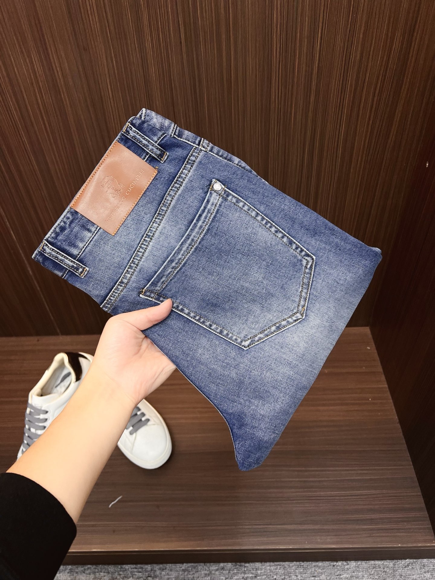 NO:680884,BC25 Four Seasons new fashion retro washed nostalgic jeans, men's straight slim casual denim trousers with presbyopic nameplate decoration on the back waist!  Trading company channels are rare, leading official website sales!  A predictable best-selling item, this pair of jeans is dominated by fabrics and craftsmanship. It abandons the previous style and tone and takes a minimalist route. It is very pure, neat and clean. There are no restrictions on the level of wearability. It can be business or casual and fashionable, elegant and harmonious, and has a full aura!  Selected high-grade imported denim denim fabrics supplied by customers, specially selected pure 13oz denim fabrics from Okayama, Japan, and heavy-duty environmentally friendly plant enzyme washing process. The texture has a light retro color and is quite beautiful. After washing, the fabric is soft and delicate, but has a strong sense of bones and a slight stretch, providing an excellent comfortable experience. There is no damage from any technical elements throughout the body, retaining the purest denim color!  It perfectly follows the elements of the new season. The latest waist leather label highlights the brand characteristics. It combines elegant brand elements and highlights the quality of the details. It is equipped with the iconic buttons of the season, which adds a lot of visual points. It is fashionable and modern, and is very exquisite. The details not only highlight the brand identity but also strongly reflect the overall sense of luxury and high-end!  The silhouette is perfectly tailored and has excellent butt lift and slimming effect. It can be easily matched with any top in the wardrobe. It has wide compatibility and is suitable for various daily wear. The upper body is full of style. It is a must-have trousers for those who are obsessed with quality control and denim!  Size 29-38 (no 35) Size 29 waist 76cm - hip 90cm - front 26cm - thigh 55cm - trouser length 99cm - trouser leg 33cm Size 30 waist 78cm - hip 94cm - front 26cm - thigh 56cm - trouser length 100cm - trouser leg 34cm  Size 31 waist 81cm - hip 97cm - front 27cm - thigh 57cm - trouser length 100cm - trouser leg 35cm Size 32 waist 84cm - hip 100cm - front 27cm - thigh 58cm - trouser length 100cm - trouser leg 36cm  Size 33 waist 87cm - hip 103cm - front 28cm - thigh 60cm - trouser length 100cm - trouser leg 37cm Size 34 waist 90cm - hip 106cm - front 28cm - thigh 62cm - trouser length 101cm - trouser leg 38cm  Size 36 waist 93cm - hip 109cm - front 29cm - thigh 64cm - trouser length 101cm - trouser leg 39cm Size 38 waist 96cm - hip 112cm - front 29cm - thigh 66cm - trouser length 101cm - trouser leg 39cm Recommended size (standard version) Height 174-140 catties, try on size 31!  Boys weighing less than 128 catties choose size 29, 128-136 catties choose size 30, 136-144 catties choose size 31, 144-152 catties choose size 32, 152-160 catties choose size 33, 160-168 catties choose size 34, 168-178 catties choose size 36, 178-188 catties choose size 38!  ,,jeans,19860909BC25 四季款 新款时尚复古水洗怀旧牛仔裤,男士后腰老花铭牌装饰直筒显瘦休闲牛仔长裤！贸易公司渠道稀出,领先官网发售！可预测性的爆卖单品,以面料和工艺为主导的一款牛仔裤,摒弃了以往的风格与基调,走了极简的路线,非常纯粹且利落干净,穿搭性方面驾驭层次不受局限,即可商务也可休闲时髦,亦庄亦谐,自带满格气场！ 精选客供高级进口的丹宁牛仔面料,特选日本冈山纯正13oz 盎司牛仔布料,重磅环保植物酵素水洗工艺,肌理有着淡淡的复古色彩,相当漂亮,面料经过水洗后柔软细腻,但筋骨感极强,且略带弹力,提供了绝佳的舒适体验,通身无任何工艺元素破坏,保留了最纯粹的丹宁本色！完美沿袭了新一季的元素,最新的腰部皮标彰显了品牌特质,结合优雅的品牌元素,凸显了细节之品质感,搭载当季标志性纽扣,视觉方面加分不少,时髦而摩登,非常精湛,于细节之处即彰显了品牌身份又强烈体现出整体的奢华与高级感！版型剪裁完美,提臀修身效果绝佳,可轻松横扫衣橱任何的上装搭配,兼容性广泛,满足于日常各种穿搭,上身型款十足,于品质控及牛仔迷控者必入型裤装！尺码29-38（无35）  29码腰围76cm-臀围90cm-前档26cm-大腿围55cm-裤长99cm-裤脚33cm 30码腰围78cm-臀围94cm-前档26cm-大腿围56cm-裤长100cm-裤脚34cm 31码腰围81cm-臀围97cm-前档27cm-大腿围57cm-裤长100cm-裤脚35cm 32码腰围84cm-臀围100cm-前档27cm-大腿围58cm-裤长100cm-裤脚36cm 33码腰围87cm-臀围103cm-前档28cm-大腿围60cm-裤长100cm-裤脚37cm 34码腰围90cm-臀围106cm-前档28cm-大腿围62cm-裤长101cm-裤脚38cm 36码腰围93cm-臀围109cm-前档29cm-大腿围64cm-裤长101cm-裤脚39cm 38码腰围96cm-臀围112cm-前档29cm-大腿围66cm-裤长101cm-裤脚39cm 尺码推荐（标准版型） 身高174-140斤,试穿31码合适！ 男生体重128斤以内选择29码,128-136斤选择30码,136-144斤选择31码,144-152斤选择32码,152-160斤选择33码,160-168斤选择34码,168-178斤选择36码,178-188斤选择38码！,,jeans,,Men's clothing