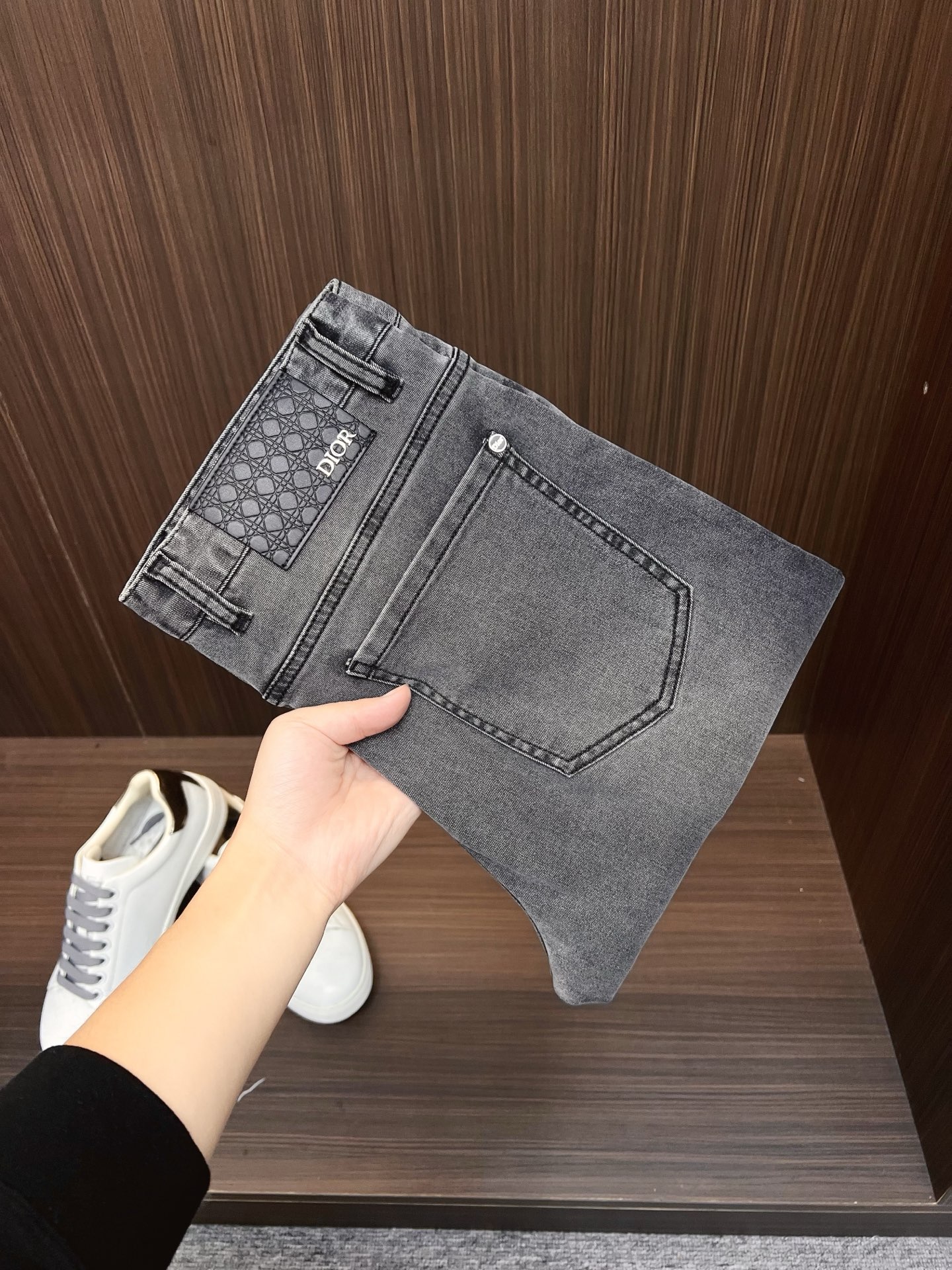 NO:680879,CD25 Four Seasons New fashion retro washed nostalgic jeans, men's straight slim casual denim trousers with presbyopic nameplate decoration on the back waist!  Trading company channels are rare, leading official website sales!  A predictable best-selling item, this pair of jeans is dominated by fabrics and craftsmanship. It abandons the previous style and tone and takes a minimalist route. It is very pure, neat and clean. There are no restrictions on the level of wearability. It can be business or casual and fashionable, elegant and harmonious, and has a full aura!  Selected high-grade imported denim denim fabrics supplied by customers, specially selected pure 13oz denim fabrics from Okayama, Japan, and heavy-duty environmentally friendly plant enzyme washing process. The texture has a light retro color and is quite beautiful. After washing, the fabric is soft and delicate, but has a strong sense of bones and a slight stretch, providing an excellent comfortable experience. There is no damage from any technical elements throughout the body, retaining the purest denim color!  It perfectly follows the elements of the new season. The latest waist leather label highlights the brand characteristics. It combines elegant brand elements and highlights the quality of the details. It is equipped with the iconic buttons of the season, which adds a lot of visual points. It is fashionable and modern, and is very exquisite. The details not only highlight the brand identity but also strongly reflect the overall sense of luxury and high-end!  The silhouette is perfectly tailored and has excellent butt lift and slimming effect. It can be easily matched with any top in the wardrobe. It has wide compatibility and is suitable for various daily wear. The upper body is full of style. It is a must-have trousers for those who are obsessed with quality control and denim!  Size 29-38 (no 35) Size 29 waist 76cm - hip 90cm - front 26cm - thigh 55cm - trouser length 99cm - trouser leg 33cm Size 30 waist 78cm - hip 94cm - front 26cm - thigh 56cm - trouser length 100cm - trouser leg 34cm  Size 31 waist 81cm - hip 97cm - front 27cm - thigh 57cm - trouser length 100cm - trouser leg 35cm Size 32 waist 84cm - hip 100cm - front 27cm - thigh 58cm - trouser length 100cm - trouser leg 36cm  Size 33 waist 87cm - hip 103cm - front 28cm - thigh 60cm - trouser length 100cm - trouser leg 37cm Size 34 waist 90cm - hip 106cm - front 28cm - thigh 62cm - trouser length 101cm - trouser leg 38cm  Size 36 waist 93cm - hip 109cm - front 29cm - thigh 64cm - trouser length 101cm - trouser leg 39cm Size 38 waist 96cm - hip 112cm - front 29cm - thigh 66cm - trouser length 101cm - trouser leg 39cm Recommended size (standard version) Height 174-140 catties, try on size 31!  Boys weighing less than 128 catties choose size 29, 128-136 catties choose size 30, 136-144 catties choose size 31, 144-152 catties choose size 32, 152-160 catties choose size 33, 160-168 catties choose size 34, 168-178 catties choose size 36, 178-188 catties choose size 38!  ,,jeans,19860909CD25 四季款 新款时尚复古水洗怀旧牛仔裤,男士后腰老花铭牌装饰直筒显瘦休闲牛仔长裤！贸易公司渠道稀出,领先官网发售！可预测性的爆卖单品,以面料和工艺为主导的一款牛仔裤,摒弃了以往的风格与基调,走了极简的路线,非常纯粹且利落干净,穿搭性方面驾驭层次不受局限,即可商务也可休闲时髦,亦庄亦谐,自带满格气场！ 精选客供高级进口的丹宁牛仔面料,特选日本冈山纯正13oz 盎司牛仔布料,重磅环保植物酵素水洗工艺,肌理有着淡淡的复古色彩,相当漂亮,面料经过水洗后柔软细腻,但筋骨感极强,且略带弹力,提供了绝佳的舒适体验,通身无任何工艺元素破坏,保留了最纯粹的丹宁本色！完美沿袭了新一季的元素,最新的腰部皮标彰显了品牌特质,结合优雅的品牌元素,凸显了细节之品质感,搭载当季标志性纽扣,视觉方面加分不少,时髦而摩登,非常精湛,于细节之处即彰显了品牌身份又强烈体现出整体的奢华与高级感！版型剪裁完美,提臀修身效果绝佳,可轻松横扫衣橱任何的上装搭配,兼容性广泛,满足于日常各种穿搭,上身型款十足,于品质控及牛仔迷控者必入型裤装！尺码29-38（无35）  29码腰围76cm-臀围90cm-前档26cm-大腿围55cm-裤长99cm-裤脚33cm 30码腰围78cm-臀围94cm-前档26cm-大腿围56cm-裤长100cm-裤脚34cm 31码腰围81cm-臀围97cm-前档27cm-大腿围57cm-裤长100cm-裤脚35cm 32码腰围84cm-臀围100cm-前档27cm-大腿围58cm-裤长100cm-裤脚36cm 33码腰围87cm-臀围103cm-前档28cm-大腿围60cm-裤长100cm-裤脚37cm 34码腰围90cm-臀围106cm-前档28cm-大腿围62cm-裤长101cm-裤脚38cm 36码腰围93cm-臀围109cm-前档29cm-大腿围64cm-裤长101cm-裤脚39cm 38码腰围96cm-臀围112cm-前档29cm-大腿围66cm-裤长101cm-裤脚39cm 尺码推荐（标准版型） 身高174-140斤,试穿31码合适！ 男生体重128斤以内选择29码,128-136斤选择30码,136-144斤选择31码,144-152斤选择32码,152-160斤选择33码,160-168斤选择34码,168-178斤选择36码,178-188斤选择38码！,,jeans,,Men's clothing