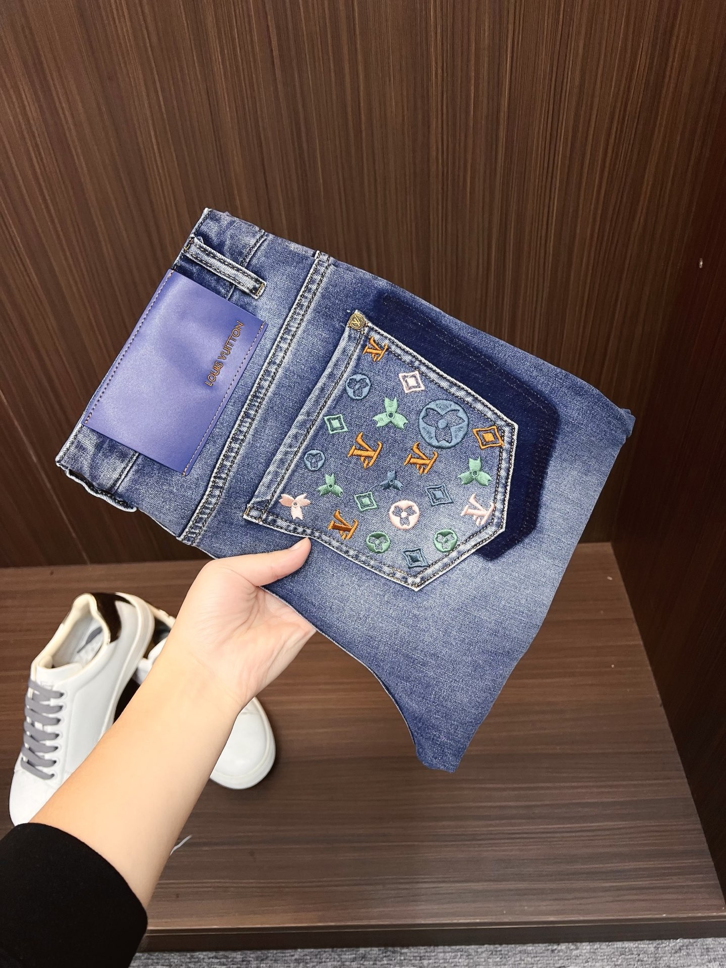 NO:680870,Lv25 Four Seasons New fashion retro washed nostalgic jeans, men's straight slim casual denim trousers with presbyopic nameplate decoration on the back waist!  Trading company channels are rare, leading official website sales!  A predictable best-selling item, this pair of jeans is dominated by fabrics and craftsmanship. It abandons the previous style and tone and takes a minimalist route. It is very pure, neat and clean. There are no restrictions on the level of wearability. It can be business or casual and fashionable, elegant and harmonious, and has a full aura!  Selected high-grade imported denim denim fabrics supplied by customers, specially selected pure 13oz denim fabrics from Okayama, Japan, and heavy-duty environmentally friendly plant enzyme washing process. The texture has a light retro color and is quite beautiful. After washing, the fabric is soft and delicate, but has a strong sense of bones and a slight stretch, providing an excellent comfortable experience. There is no damage from any technical elements throughout the body, retaining the purest denim color!  It perfectly follows the elements of the new season. The latest waist leather label highlights the brand characteristics. It combines elegant brand elements and highlights the quality of the details. It is equipped with the iconic buttons of the season, which adds a lot of visual points. It is fashionable and modern, and is very exquisite. The details not only highlight the brand identity but also strongly reflect the overall sense of luxury and high-end!  The silhouette is perfectly tailored and has excellent butt lift and slimming effect. It can be easily matched with any top in the wardrobe. It has wide compatibility and is suitable for various daily wear. The upper body is full of style. It is a must-have trousers for those who are obsessed with quality control and denim!  Size 29-38 (no 35) Size 29 waist 76cm - hip 90cm - front 26cm - thigh 55cm - trouser length 99cm - trouser leg 33cm Size 30 waist 78cm - hip 94cm - front 26cm - thigh 56cm - trouser length 100cm - trouser leg 34cm  Size 31 waist 81cm - hip 97cm - front 27cm - thigh 57cm - trouser length 100cm - trouser leg 35cm Size 32 waist 84cm - hip 100cm - front 27cm - thigh 58cm - trouser length 100cm - trouser leg 36cm  Size 33 waist 87cm - hip 103cm - front 28cm - thigh 60cm - trouser length 100cm - trouser leg 37cm Size 34 waist 90cm - hip 106cm - front 28cm - thigh 62cm - trouser length 101cm - trouser leg 38cm  Size 36 waist 93cm - hip 109cm - front 29cm - thigh 64cm - trouser length 101cm - trouser leg 39cm Size 38 waist 96cm - hip 112cm - front 29cm - thigh 66cm - trouser length 101cm - trouser leg 39cm Recommended size (standard version) Height 174-140 catties, try on size 31!  Boys weighing less than 128 catties choose size 29, 128-136 catties choose size 30, 136-144 catties choose size 31, 144-152 catties choose size 32, 152-160 catties choose size 33, 160-168 catties choose size 34, 168-178 catties choose size 36, 178-188 catties choose size 38!  ,,louis vuitton,jeans,19860909Lv25 四季款 新款时尚复古水洗怀旧牛仔裤,男士后腰老花铭牌装饰直筒显瘦休闲牛仔长裤！贸易公司渠道稀出,领先官网发售！可预测性的爆卖单品,以面料和工艺为主导的一款牛仔裤,摒弃了以往的风格与基调,走了极简的路线,非常纯粹且利落干净,穿搭性方面驾驭层次不受局限,即可商务也可休闲时髦,亦庄亦谐,自带满格气场！ 精选客供高级进口的丹宁牛仔面料,特选日本冈山纯正13oz 盎司牛仔布料,重磅环保植物酵素水洗工艺,肌理有着淡淡的复古色彩,相当漂亮,面料经过水洗后柔软细腻,但筋骨感极强,且略带弹力,提供了绝佳的舒适体验,通身无任何工艺元素破坏,保留了最纯粹的丹宁本色！完美沿袭了新一季的元素,最新的腰部皮标彰显了品牌特质,结合优雅的品牌元素,凸显了细节之品质感,搭载当季标志性纽扣,视觉方面加分不少,时髦而摩登,非常精湛,于细节之处即彰显了品牌身份又强烈体现出整体的奢华与高级感！版型剪裁完美,提臀修身效果绝佳,可轻松横扫衣橱任何的上装搭配,兼容性广泛,满足于日常各种穿搭,上身型款十足,于品质控及牛仔迷控者必入型裤装！尺码29-38（无35）  29码腰围76cm-臀围90cm-前档26cm-大腿围55cm-裤长99cm-裤脚33cm 30码腰围78cm-臀围94cm-前档26cm-大腿围56cm-裤长100cm-裤脚34cm 31码腰围81cm-臀围97cm-前档27cm-大腿围57cm-裤长100cm-裤脚35cm 32码腰围84cm-臀围100cm-前档27cm-大腿围58cm-裤长100cm-裤脚36cm 33码腰围87cm-臀围103cm-前档28cm-大腿围60cm-裤长100cm-裤脚37cm 34码腰围90cm-臀围106cm-前档28cm-大腿围62cm-裤长101cm-裤脚38cm 36码腰围93cm-臀围109cm-前档29cm-大腿围64cm-裤长101cm-裤脚39cm 38码腰围96cm-臀围112cm-前档29cm-大腿围66cm-裤长101cm-裤脚39cm 尺码推荐（标准版型） 身高174-140斤,试穿31码合适！ 男生体重128斤以内选择29码,128-136斤选择30码,136-144斤选择31码,144-152斤选择32码,152-160斤选择33码,160-168斤选择34码,168-178斤选择36码,178-188斤选择38码！,,louis vuitton,jeans,,Men's clothing