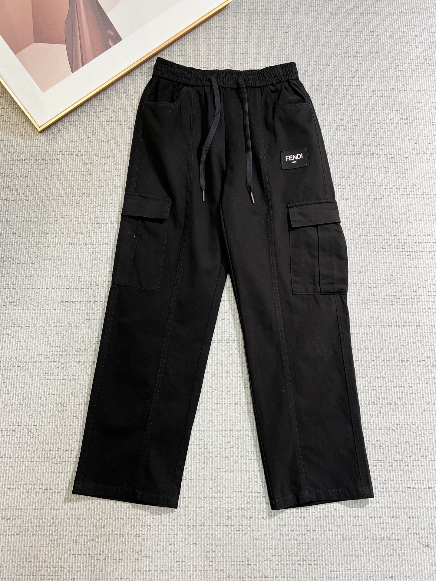 NO:712505,[Supports exchange after the end of the year] FENDI Fendi's new autumn and winter casual pants, loose wide-leg pants, loose enough to modify various leg shapes, work pocket casual style, simple but not simple, classic yet fashionable, the fabric is quite wide and stylish, the latest style work pants and sweatpants, side three-dimensional pocket design dominates the overall work wear tone, iconic logo on the front and rear pockets  The overall geometric sense is very strong, which is particularly eye-catching in the minimalist silhouette. The waist adopts an elastic waist design for comfortable wearing, which is the finishing touch. The high-count Xinjiang long-staple cotton fabric is soft, comfortable, versatile and stylish!  Size M-3XL,,fendi,fendi,19860909【支持年后退换】 FENDI 芬迪 秋冬新款休闲裤 宽松阔腿裤型 宽松有度可修饰各种腿型 工装口袋休闲风 简约而不简单 经典又不失时尚感 面料挺阔有型 最新风格工装裤卫裤 侧边立体感口袋设计 主导了整体的工装调性,前后口袋标志性logo 整体几何感极强,在极简的轮廓中尤为吸睛.腰部采用的是为舒适穿着而生的松紧腰围设计,点睛效果到位.高支新疆长绒棉面料 柔软舒适 百搭有型！码数M-3XL,,fendi,fendi,,Men's clothing