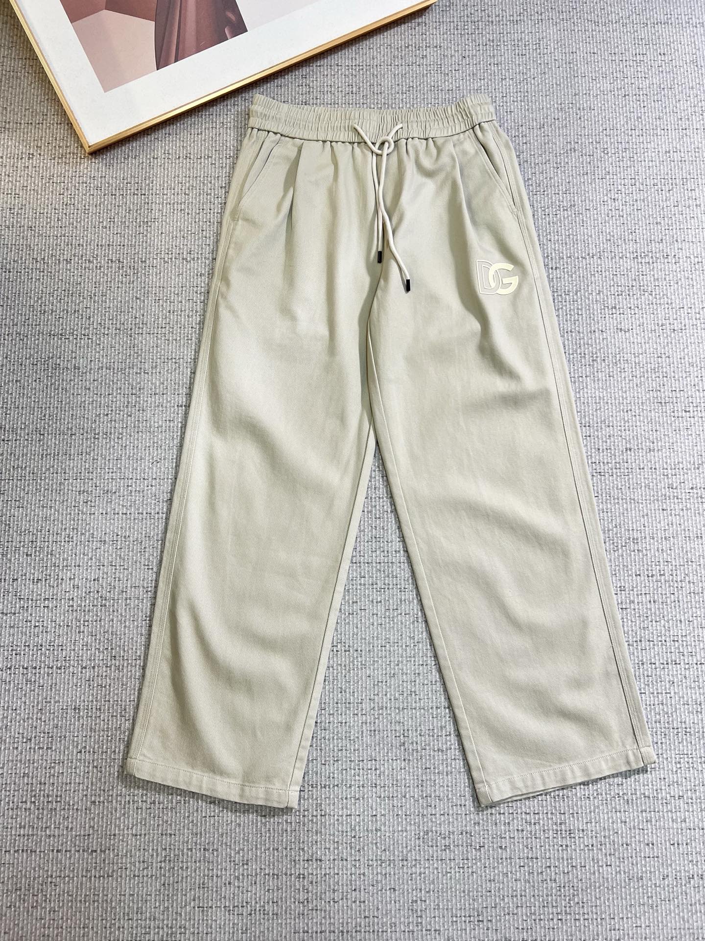 NO:712507,[Support for exchange after the end of the year] DG new autumn and winter casual pants, loose wide-leg pants, loose enough to modify various leg shapes, casual style with work pockets, simple but not simple, classic yet fashionable, the fabric is quite wide and stylish, the latest style work pants and sweatpants, side three-dimensional pocket design dominates the overall work wear tone, iconic logo on the front and rear pockets  The overall geometric sense is very strong, which is particularly eye-catching in the minimalist silhouette. The waist adopts an elastic waist design for comfortable wearing, which is the finishing touch. The high-count Xinjiang long-staple cotton fabric is soft, comfortable, versatile and stylish!  Size M-3XL,,19860909【支持年后退换】 DG 秋冬新款休闲裤 宽松阔腿裤型 宽松有度可修饰各种腿型 工装口袋休闲风 简约而不简单 经典又不失时尚感 面料挺阔有型 最新风格工装裤卫裤 侧边立体感口袋设计 主导了整体的工装调性,前后口袋标志性logo 整体几何感极强,在极简的轮廓中尤为吸睛.腰部采用的是为舒适穿着而生的松紧腰围设计,点睛效果到位.高支新疆长绒棉面料 柔软舒适 百搭有型！码数M-3XL,,,Men's clothing