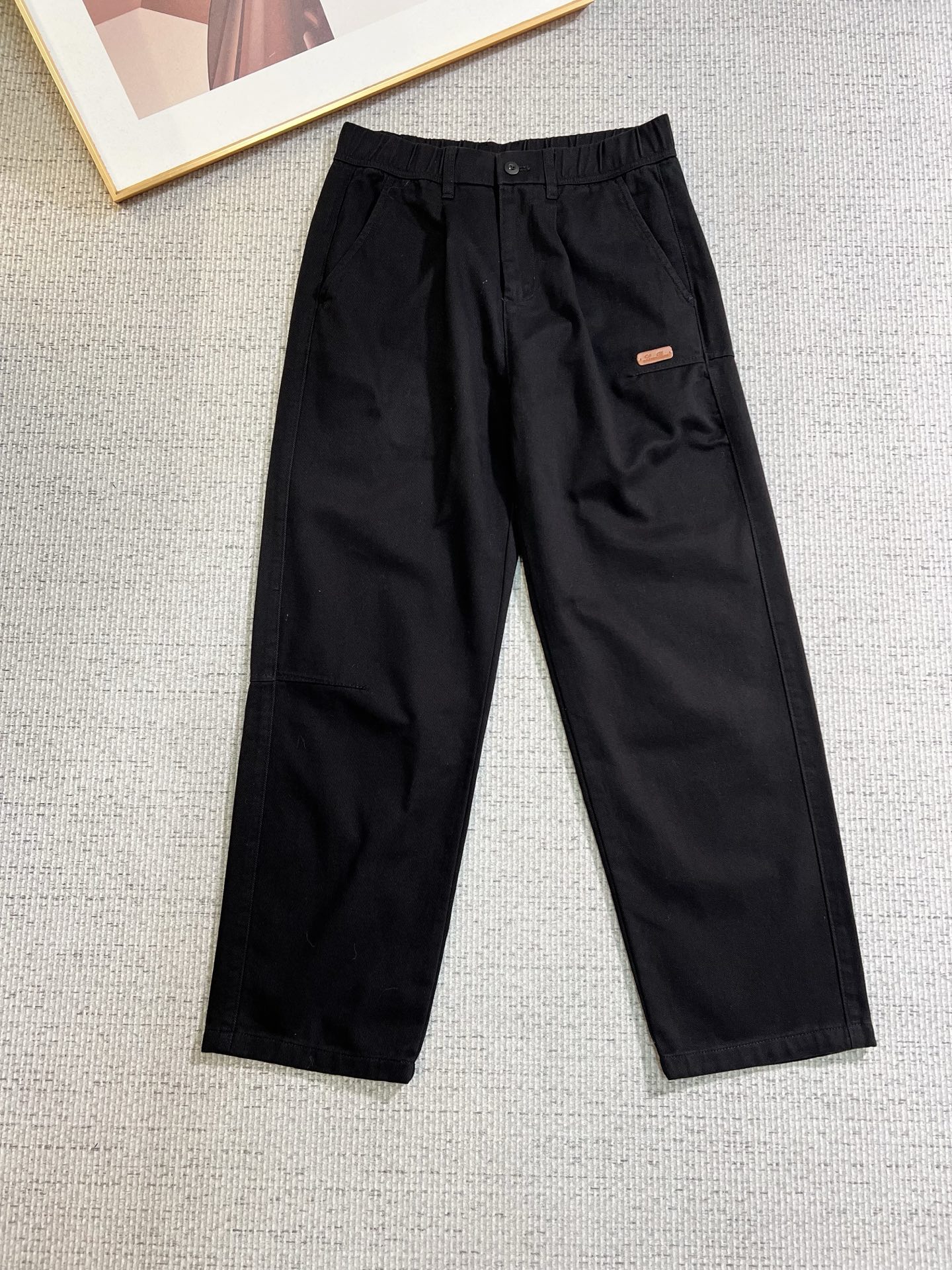 NO:712509,[Supports exchange after the new year] LP new autumn and winter casual pants, loose wide-leg pants, loose enough to modify various leg shapes, work pocket casual style, simple but not simple, classic yet fashionable, the fabric is quite wide and stylish, the latest style work pants and sweatpants, side three-dimensional pocket design dominates the overall work wear tone, iconic logo on the front and rear pockets  The overall geometric sense is very strong, which is particularly eye-catching in the minimalist silhouette. The waist adopts an elastic waist design for comfortable wearing, which is the finishing touch. The high-count Xinjiang long-staple cotton fabric is soft, comfortable, versatile and stylish!  Size M-3XL,,loro piana,19860909【支持年后退换】 LP 秋冬新款休闲裤 宽松阔腿裤型 宽松有度可修饰各种腿型 工装口袋休闲风 简约而不简单 经典又不失时尚感 面料挺阔有型 最新风格工装裤卫裤 侧边立体感口袋设计 主导了整体的工装调性,前后口袋标志性logo 整体几何感极强,在极简的轮廓中尤为吸睛.腰部采用的是为舒适穿着而生的松紧腰围设计,点睛效果到位.高支新疆长绒棉面料 柔软舒适 百搭有型！码数M-3XL,,loro piana,,Men's clothing