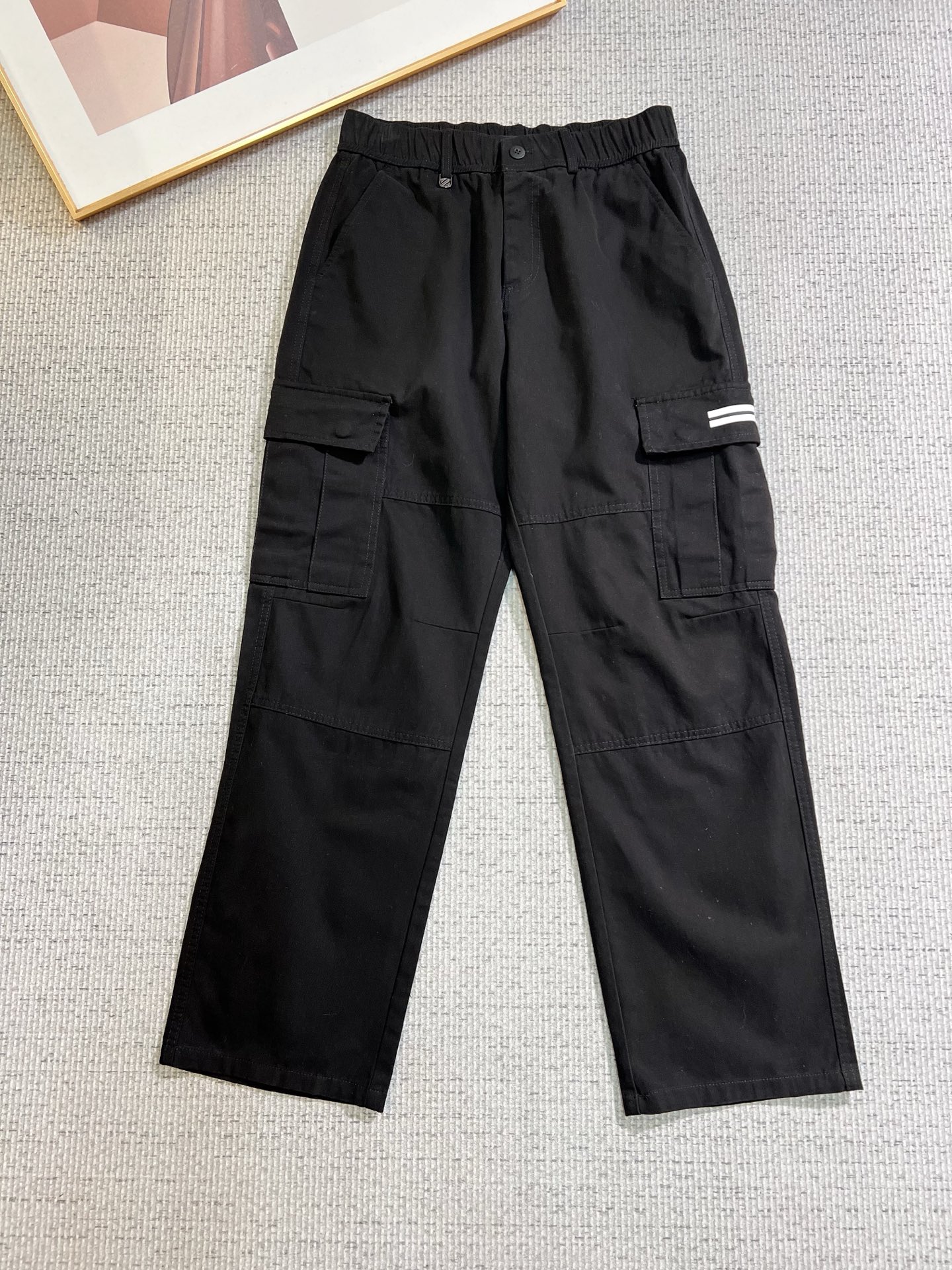 NO:712492,[Supports exchange after the end of the year] Ermenegildo Zegna 2025 new autumn and winter casual pants. Loose wide-leg pants. Loose enough to modify various leg shapes. Work pocket casual style. Simple but not simple. Classic yet fashionable. The fabric is quite wide and stylish. The latest style work pants and sweatpants. Side three-dimensional pocket design dominates the overall work wear tone. 608 iconic logo on front and rear pockets.  The overall geometric sense is very strong, which is particularly eye-catching in the minimalist silhouette. The waist adopts an elastic waist design for comfortable wearing, which is the finishing touch. The high-count Xinjiang long-staple cotton fabric is soft, comfortable, versatile and stylish!  Size M-3XL,,zegna,19860909【支持年后退换】 杰尼亚 2025秋冬新款休闲裤 宽松阔腿裤型 宽松有度可修饰各种腿型 工装口袋休闲风 简约而不简单 经典又不失时尚感 面料挺阔有型 最新风格工装裤卫裤 侧边立体感口袋设计 主导了整体的工装调性,608前后口袋标志性logo 整体几何感极强,在极简的轮廓中尤为吸睛.腰部采用的是为舒适穿着而生的松紧腰围设计,点睛效果到位.高支新疆长绒棉面料 柔软舒适 百搭有型！码数M-3XL,,zegna,,Men's clothing