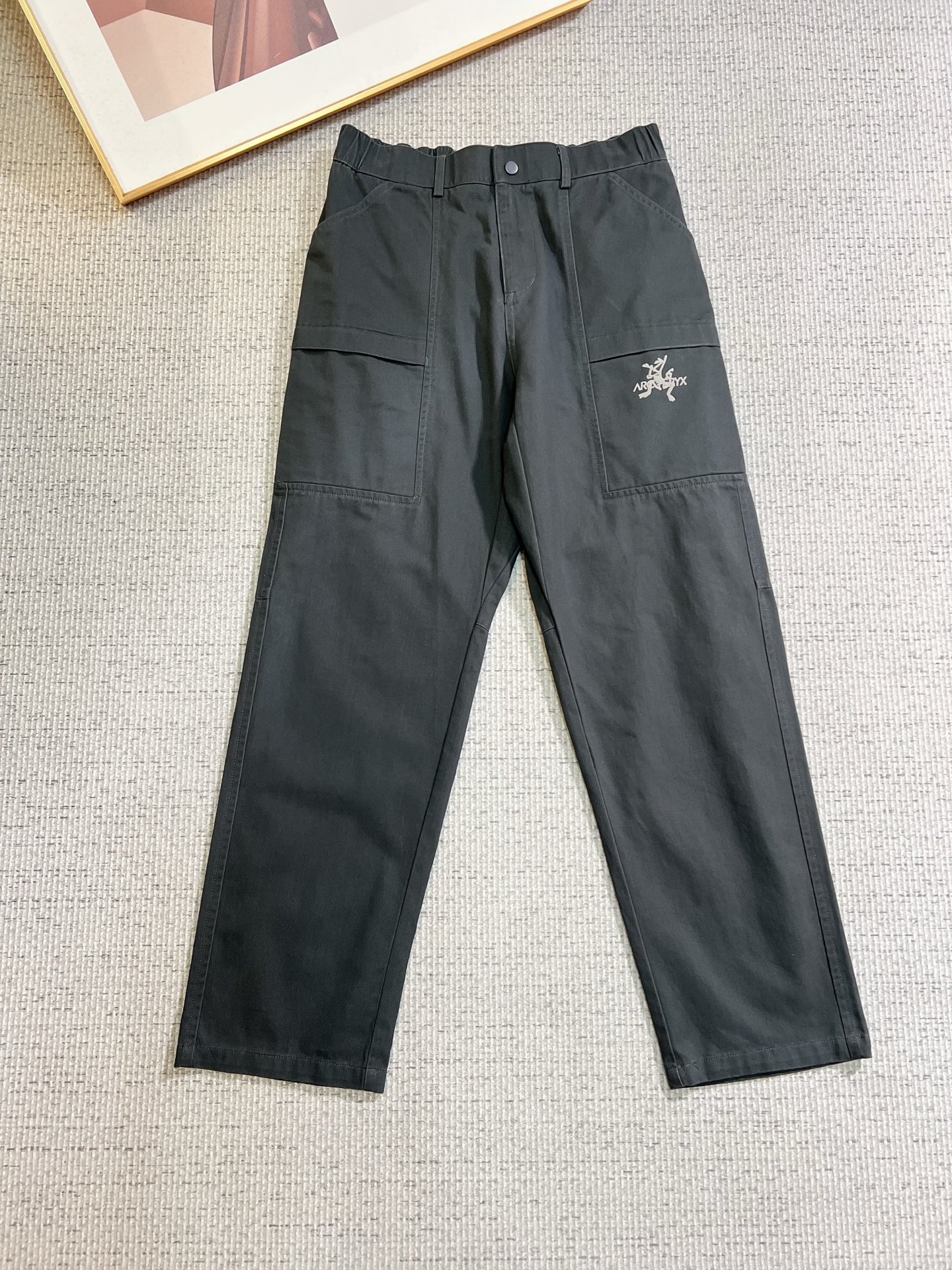 NO:712494,[Support for exchange after the end of the year] Arc'teryx 2025 new autumn and winter casual pants, loose wide-leg pants, loose enough to modify various leg shapes, work pocket casual style, simple but not simple, classic yet fashionable, the fabric is quite wide and stylish, the latest style work pants and sweatpants, side three-dimensional pocket design dominates the overall work wear tone, 608 front and rear pockets iconic logo  The overall geometric sense is very strong, which is particularly eye-catching in the minimalist silhouette. The waist adopts an elastic waist design for comfortable wearing, which is the finishing touch. The high-count Xinjiang long-staple cotton fabric is soft, comfortable, versatile and stylish!  Size M-3XL,arc'teryx,19860909【支持年后退换】 始祖鸟 2025秋冬新款休闲裤 宽松阔腿裤型 宽松有度可修饰各种腿型 工装口袋休闲风 简约而不简单 经典又不失时尚感 面料挺阔有型 最新风格工装裤卫裤 侧边立体感口袋设计 主导了整体的工装调性,608前后口袋标志性logo 整体几何感极强,在极简的轮廓中尤为吸睛.腰部采用的是为舒适穿着而生的松紧腰围设计,点睛效果到位.高支新疆长绒棉面料 柔软舒适 百搭有型！码数M-3XL,arc'teryx,,Men's clothing