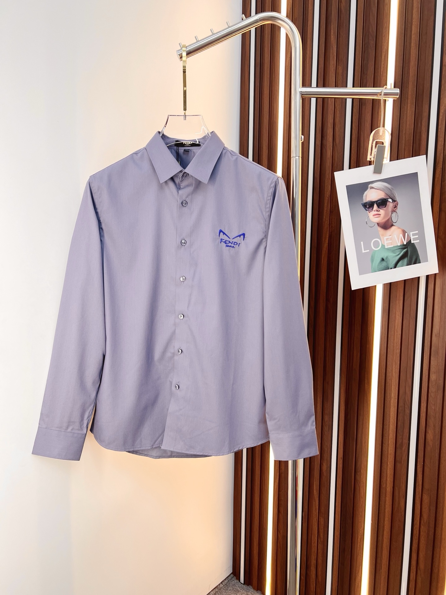 NO:691113,'FENDI Fendi' original order. Hot style is coming. 2025ss official website new long-sleeved shirt, exquisite embroidered logo high-end version, counter customized fabric, high breathability and comfort, precision production, perfect detail processing, brand element design concept, reflecting high quality. Delicate and soft touch!  It presents a casual cut and the upper body shape is awesome!  Size M-3XL,,fendi,fendi,shirts,19860909《 FENDI 芬迪 》 原单货. 爆款来袭 2025ss官网新款长袖 衬衫 衬衣,精美刺绣Logo 高端版本,专柜定制面料 透气舒适度高,精工制作,细节处理完美无可挑剔,品牌元素设计理念,体现高品质.手感细腻柔软！呈现休闲裁剪,上身版型超赞！码数M-3XL,,fendi,fendi,shirts,,Men's clothing