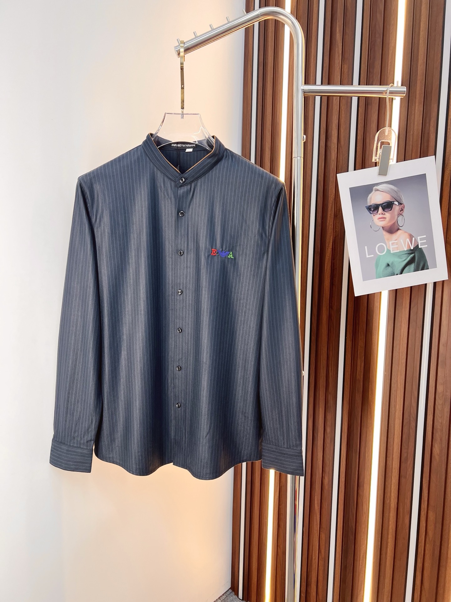 NO:691115,'PRADA Prada' original order. Hot style is coming. 2025ss official website new long-sleeved shirt, exquisite embroidered logo high-end version, counter customized fabric. High breathability and comfort, precision production, perfect detail processing, brand element design concept, reflecting high quality. Delicate and soft touch!  It presents a casual cut and the upper body shape is awesome!  Size M-3XL,,prada,prada,shirts,19860909《 PRADA 普拉达 》 原单货. 爆款来袭 2025ss官网新款长袖 衬衫 衬衣,精美刺绣Logo 高端版本,专柜定制面料 透气舒适度高,精工制作,细节处理完美无可挑剔,品牌元素设计理念,体现高品质.手感细腻柔软！呈现休闲裁剪,上身版型超赞！码数M-3XL,,prada,prada,shirts,,Men's clothing