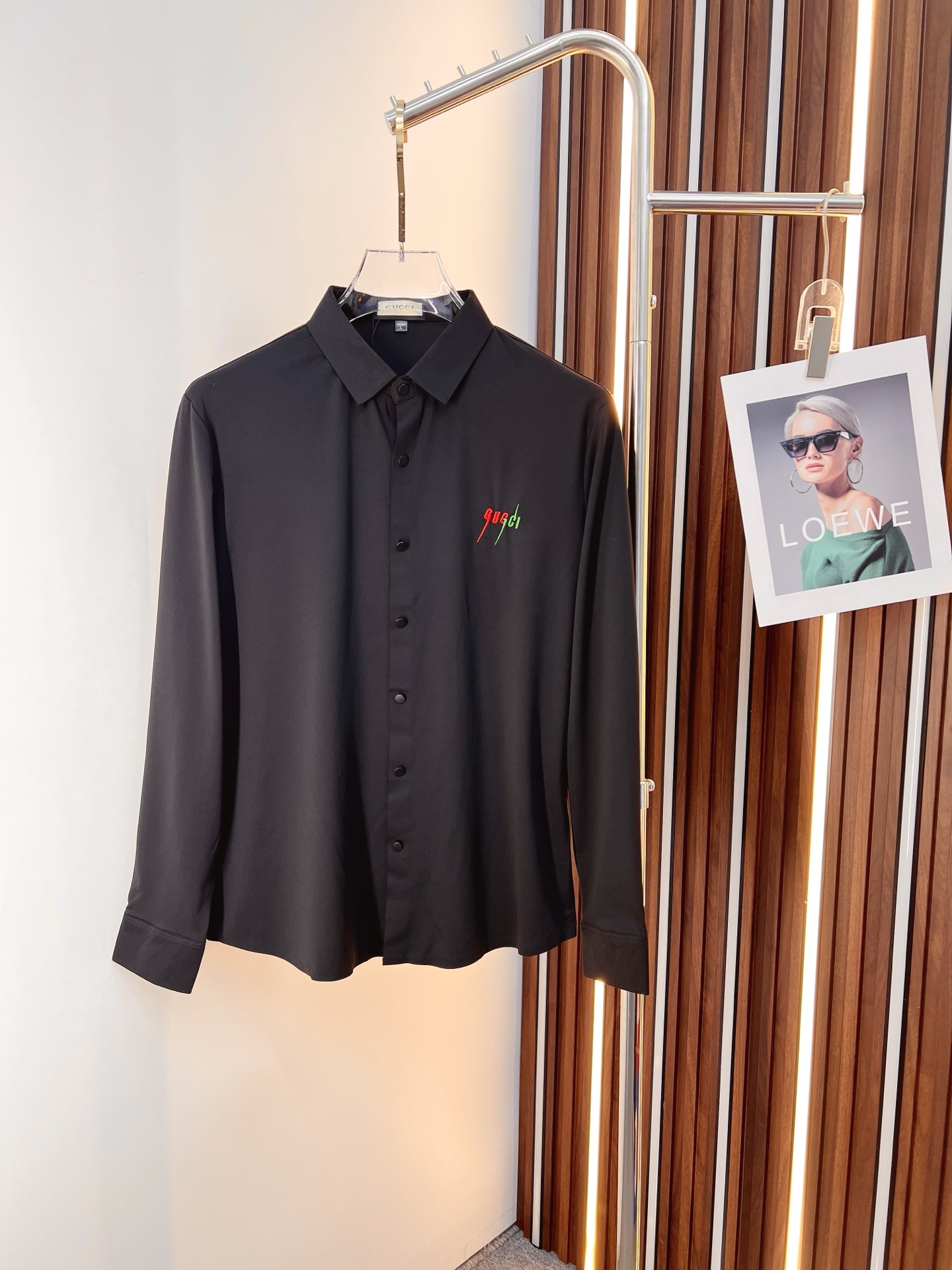 NO:691117,'GUCCI Gucci' original order. Hot item coming. 2025ss official website new long-sleeved shirt, exquisite embroidered logo high-end version, counter customized fabric. High breathability and comfort, precision production, perfect detail processing, brand element design concept, reflecting high quality. Delicate and soft touch!  It presents a casual cut and the upper body shape is awesome!  Size M-3XL,,gucci,shirts,19860909《 GUCCI 古奇 》 原单货. 爆款来袭 2025ss官网新款长袖 衬衫 衬衣,精美刺绣Logo 高端版本,专柜定制面料 透气舒适度高,精工制作,细节处理完美无可挑剔,品牌元素设计理念,体现高品质.手感细腻柔软！呈现休闲裁剪,上身版型超赞！码数M-3XL,,gucci,shirts,,Men's clothing