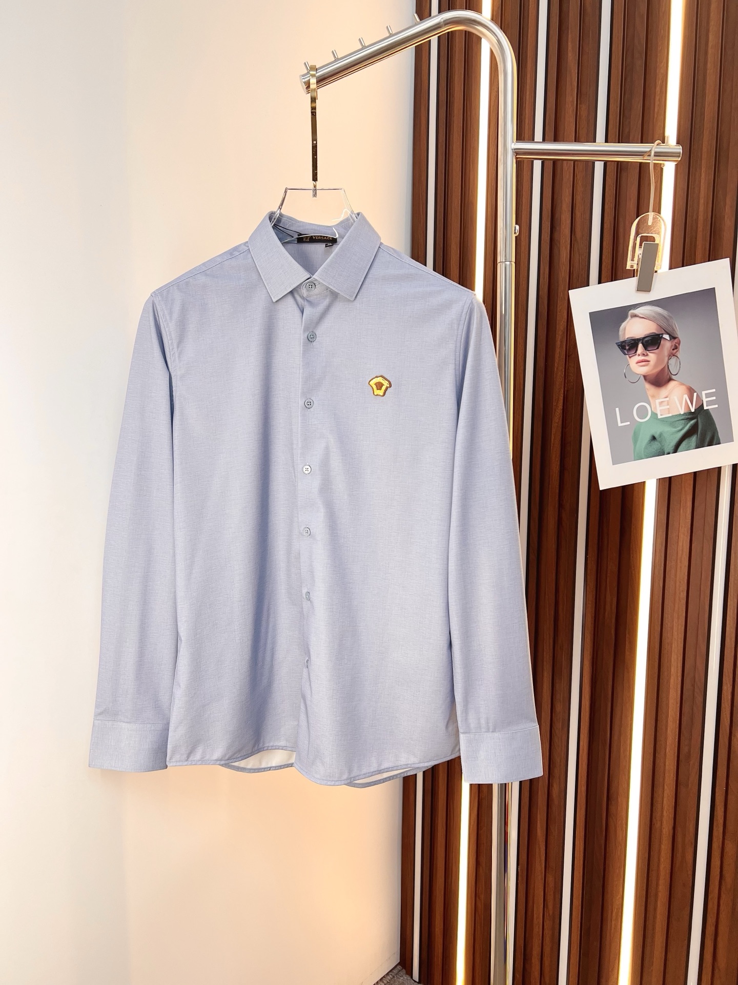 NO:691121,'Versace' original order. Hot item is coming. 2025ss official website new long-sleeved shirt, exquisite embroidered logo high-end version, counter custom fabric, high breathability and comfort, precision production, perfect detail processing, brand element design concept, reflecting high quality. Delicate and soft touch!  It presents a casual cut and the upper body shape is awesome!  Size M-3XL,,versace,shirts,19860909《 范思哲 》 原单货. 爆款来袭 2025ss官网新款长袖 衬衫 衬衣,精美刺绣Logo 高端版本,专柜定制面料 透气舒适度高,精工制作,细节处理完美无可挑剔,品牌元素设计理念,体现高品质.手感细腻柔软！呈现休闲裁剪,上身版型超赞！码数M-3XL,,versace,shirts,,Men's clothing