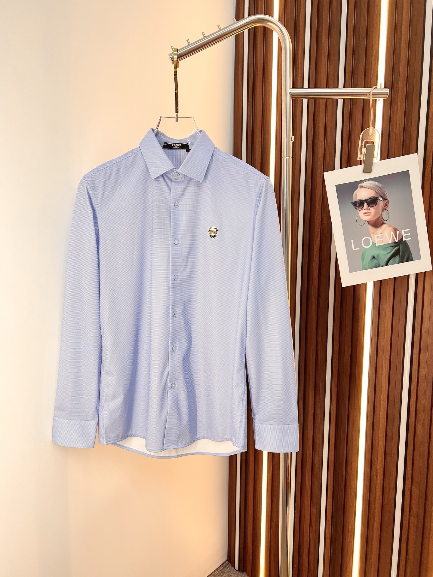 NO:691123,'FENDI Fendi' original order. Hot style is coming. 2025ss official website new long-sleeved shirt, exquisite embroidered logo high-end version, counter customized fabric, high breathability and comfort, precision production, perfect detail processing, brand element design concept, reflecting high quality. Delicate and soft touch!  It presents a casual cut and the upper body shape is awesome!  Size M-3XL,,fendi,fendi,shirts,19860909《 FENDI 芬迪 》 原单货. 爆款来袭 2025ss官网新款长袖 衬衫 衬衣,精美刺绣Logo 高端版本,专柜定制面料 透气舒适度高,精工制作,细节处理完美无可挑剔,品牌元素设计理念,体现高品质.手感细腻柔软！呈现休闲裁剪,上身版型超赞！码数M-3XL,,fendi,fendi,shirts,,Men's clothing