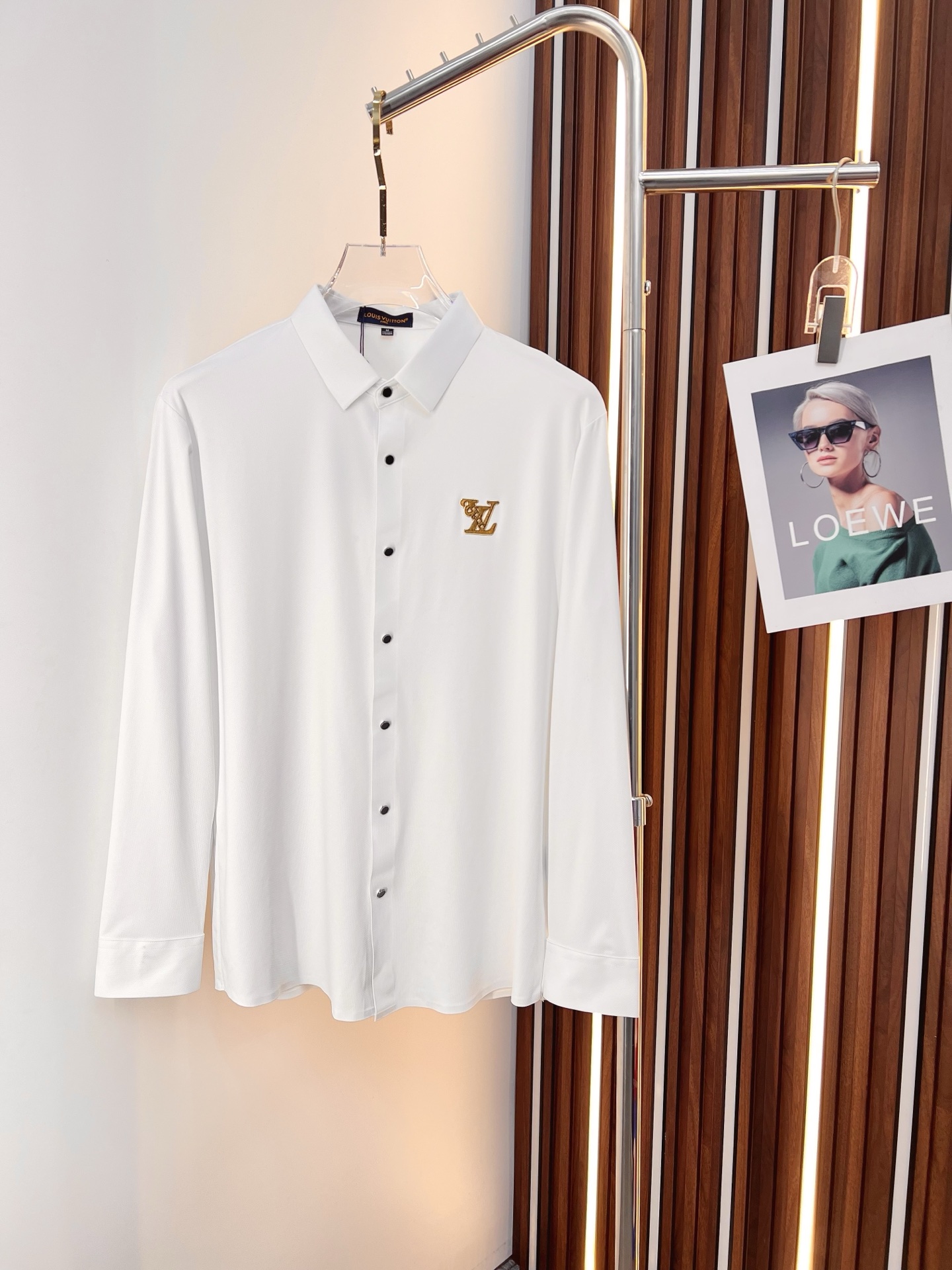 NO:691108,'LV' original order. Hot item is coming. 2025ss official website new long-sleeved shirt, exquisite embroidered logo high-end version, counter customized fabric, high breathability and comfort, precision production, perfect detail processing, brand element design concept, reflecting high quality. Delicate and soft touch!  It presents a casual cut and the upper body shape is awesome!  Size M-3XL,,louis vuitton,shirts,19860909《 LV 》 原单货. 爆款来袭 2025ss官网新款长袖 衬衫 衬衣,精美刺绣Logo 高端版本,专柜定制面料 透气舒适度高,精工制作,细节处理完美无可挑剔,品牌元素设计理念,体现高品质.手感细腻柔软！呈现休闲裁剪,上身版型超赞！码数M-3XL,,louis vuitton,shirts,,Men's clothing