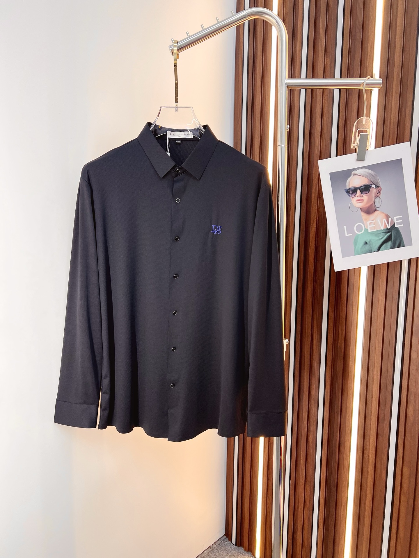 NO:691110,'Dior Dior' original order. Hot style is coming. 2025ss official website new long-sleeved shirt, exquisite embroidered logo high-end version, counter customized fabric. High breathability and comfort, precision production, perfect detail processing, brand element design concept, reflecting high quality. Delicate and soft touch!  It presents a casual cut and the upper body shape is awesome!  Size M-3XL,,dior,dior,shirts,19860909《 Dior 迪奥 》 原单货. 爆款来袭 2025ss官网新款长袖 衬衫 衬衣,精美刺绣Logo 高端版本,专柜定制面料 透气舒适度高,精工制作,细节处理完美无可挑剔,品牌元素设计理念,体现高品质.手感细腻柔软！呈现休闲裁剪,上身版型超赞！码数M-3XL,,dior,dior,shirts,,Men's clothing