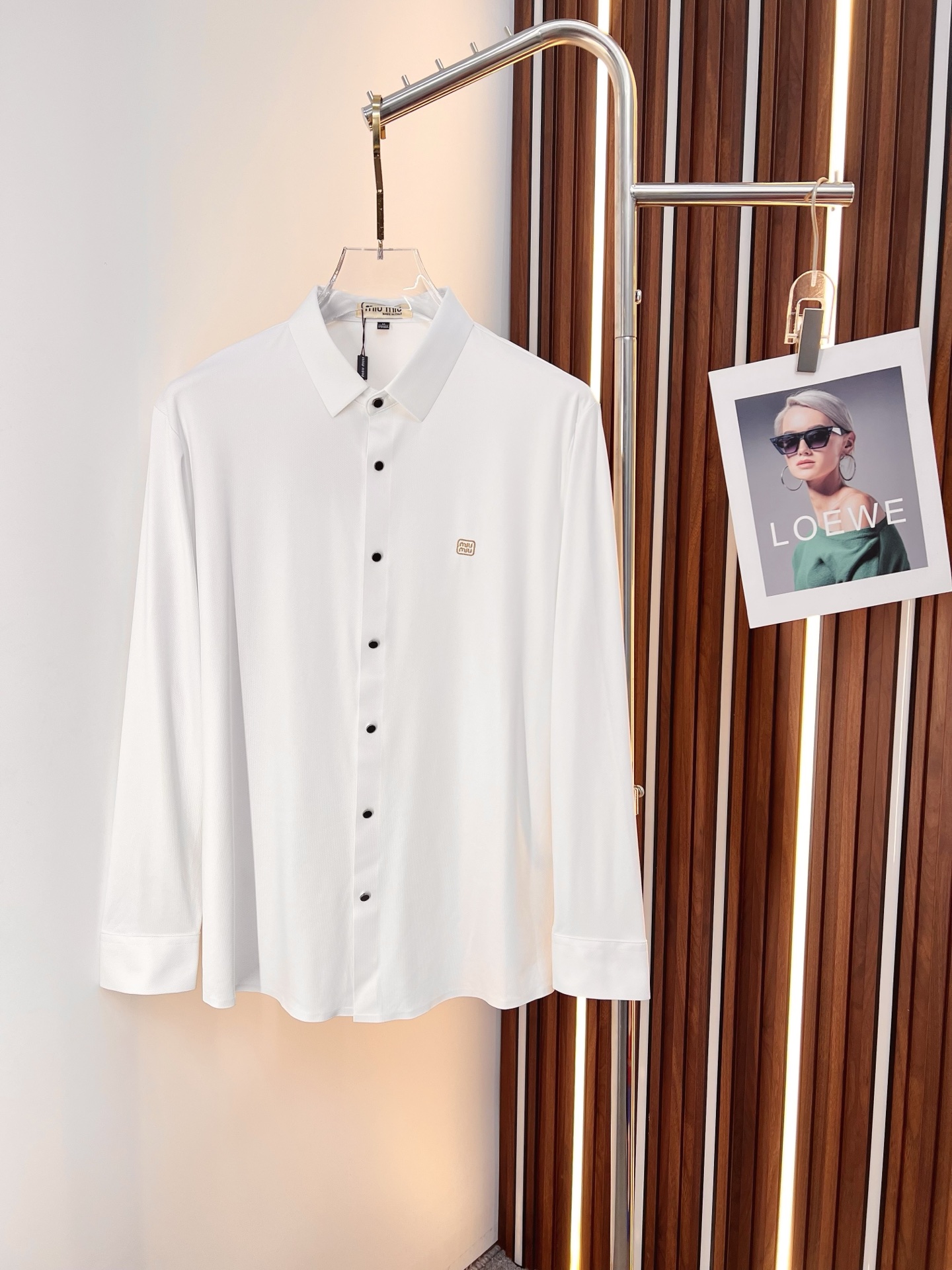 NO:691114,'miu miu' original order. Hot style is coming. 2025ss official website new long-sleeved shirt, exquisite embroidered logo high-end version, counter customized fabric, high breathability and comfort, precision production, perfect detail processing, brand element design concept, reflecting high quality. Delicate and soft touch!  It presents a casual cut and the upper body shape is awesome!  Size M-3XL,,miumiu,shirts,19860909《 miu miu 》 原单货. 爆款来袭 2025ss官网新款长袖 衬衫 衬衣,精美刺绣Logo 高端版本,专柜定制面料 透气舒适度高,精工制作,细节处理完美无可挑剔,品牌元素设计理念,体现高品质.手感细腻柔软！呈现休闲裁剪,上身版型超赞！码数M-3XL,,miumiu,shirts,,Men's clothing