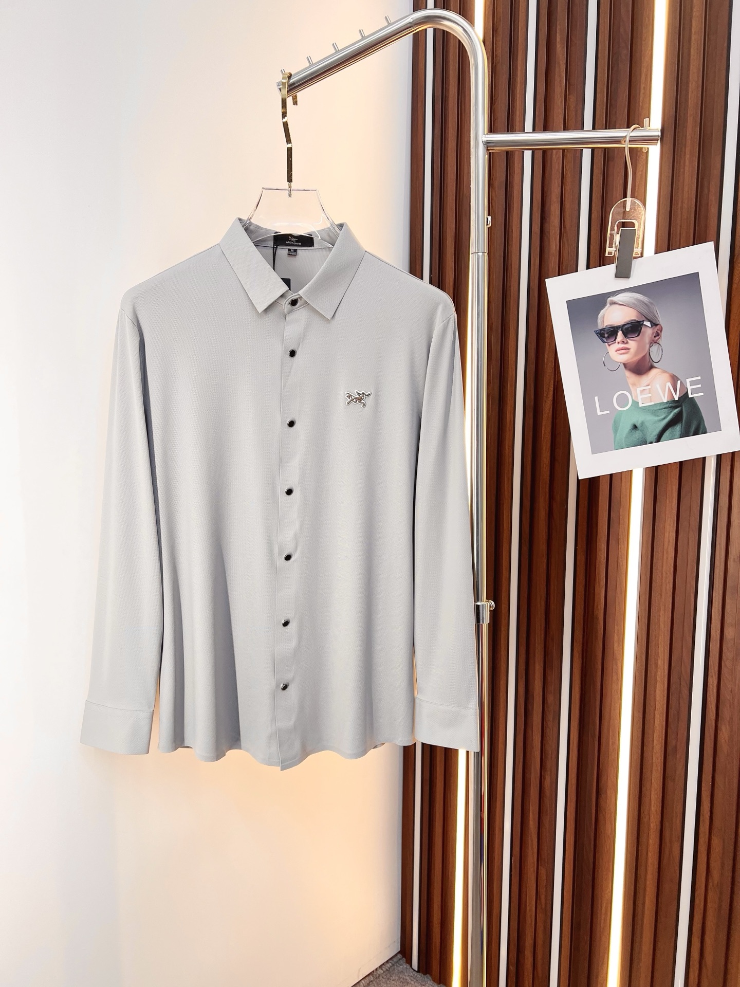 NO:691116,'Archaeopteryx' original order. Hot item is coming. 2025ss official website new long-sleeved shirt, exquisite embroidered logo high-end version, counter-customized fabric, high breathability and comfort, precision production, perfect detail processing, brand element design concept, reflecting high quality. It feels delicate and soft!  It presents a casual cut and the upper body shape is awesome!  Size M-3XL,arc'teryx,shirts,19860909《 始祖鸟 》 原单货. 爆款来袭 2025ss官网新款长袖 衬衫 衬衣,精美刺绣Logo 高端版本,专柜定制面料 透气舒适度高,精工制作,细节处理完美无可挑剔,品牌元素设计理念,体现高品质.手感细腻柔软！呈现休闲裁剪,上身版型超赞！码数M-3XL,arc'teryx,shirts,,Men's clothing