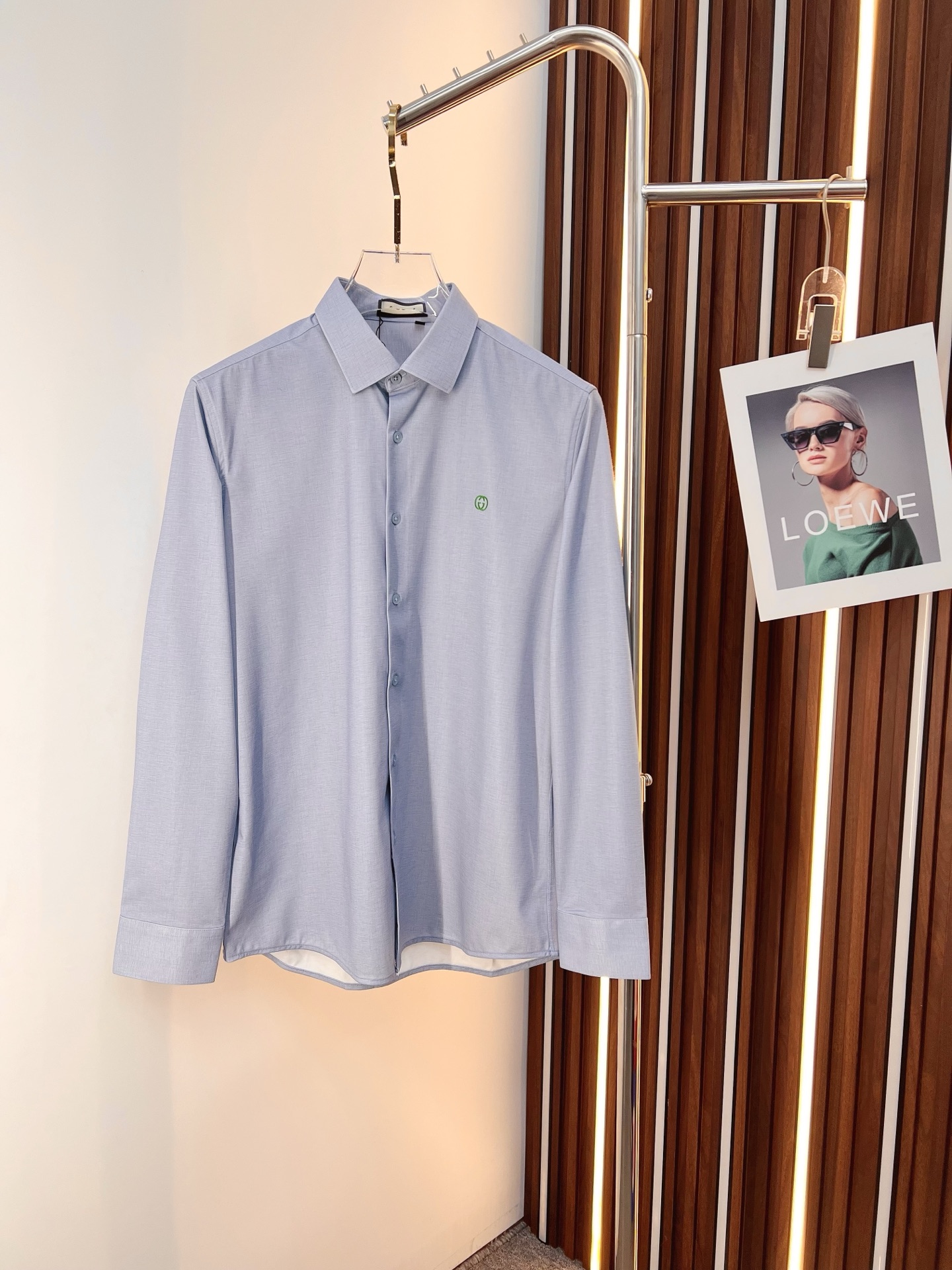 NO:691118,'GUCCI Gucci' original order. Hot item coming. 2025ss official website new long-sleeved shirt, exquisite embroidered logo high-end version, counter customized fabric. High breathability and comfort, precision production, perfect detail processing, brand element design concept, reflecting high quality. Delicate and soft touch!  It presents a casual cut and the upper body shape is awesome!  Size M-3XL,,gucci,shirts,19860909《 GUCCI 古奇 》 原单货. 爆款来袭 2025ss官网新款长袖 衬衫 衬衣,精美刺绣Logo 高端版本,专柜定制面料 透气舒适度高,精工制作,细节处理完美无可挑剔,品牌元素设计理念,体现高品质.手感细腻柔软！呈现休闲裁剪,上身版型超赞！码数M-3XL,,gucci,shirts,,Men's clothing