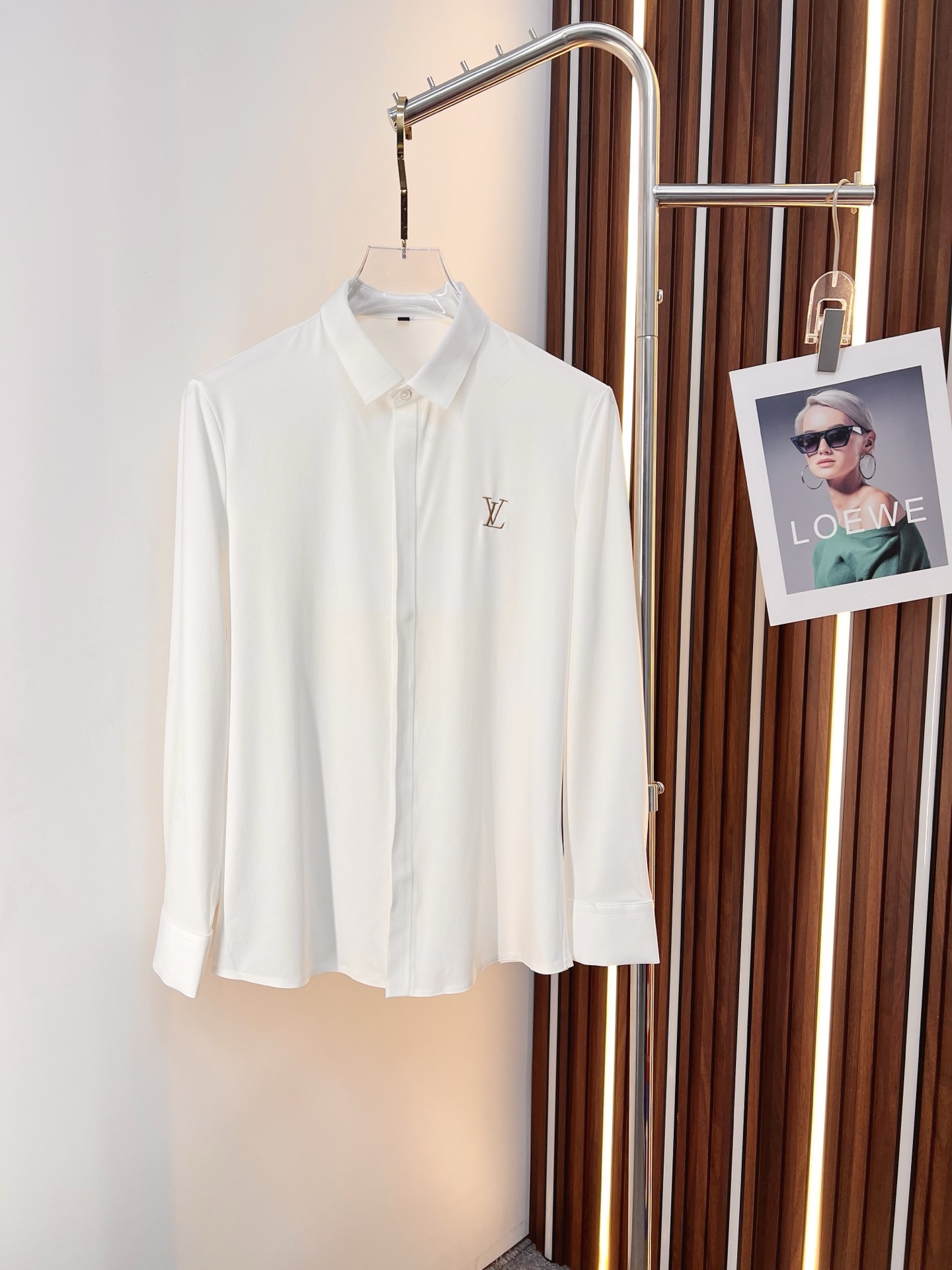 NO:691120,'LV' original order. Hot item is coming. 2025ss official website new long-sleeved shirt, exquisite embroidered logo high-end version, counter customized fabric, high breathability and comfort, precision production, perfect detail processing, brand element design concept, reflecting high quality. Delicate and soft touch!  It presents a casual cut and the upper body shape is awesome!  Size M-3XL,,louis vuitton,shirts,19860909《 LV 》 原单货. 爆款来袭 2025ss官网新款长袖 衬衫 衬衣,精美刺绣Logo 高端版本,专柜定制面料 透气舒适度高,精工制作,细节处理完美无可挑剔,品牌元素设计理念,体现高品质.手感细腻柔软！呈现休闲裁剪,上身版型超赞！码数M-3XL,,louis vuitton,shirts,,Men's clothing